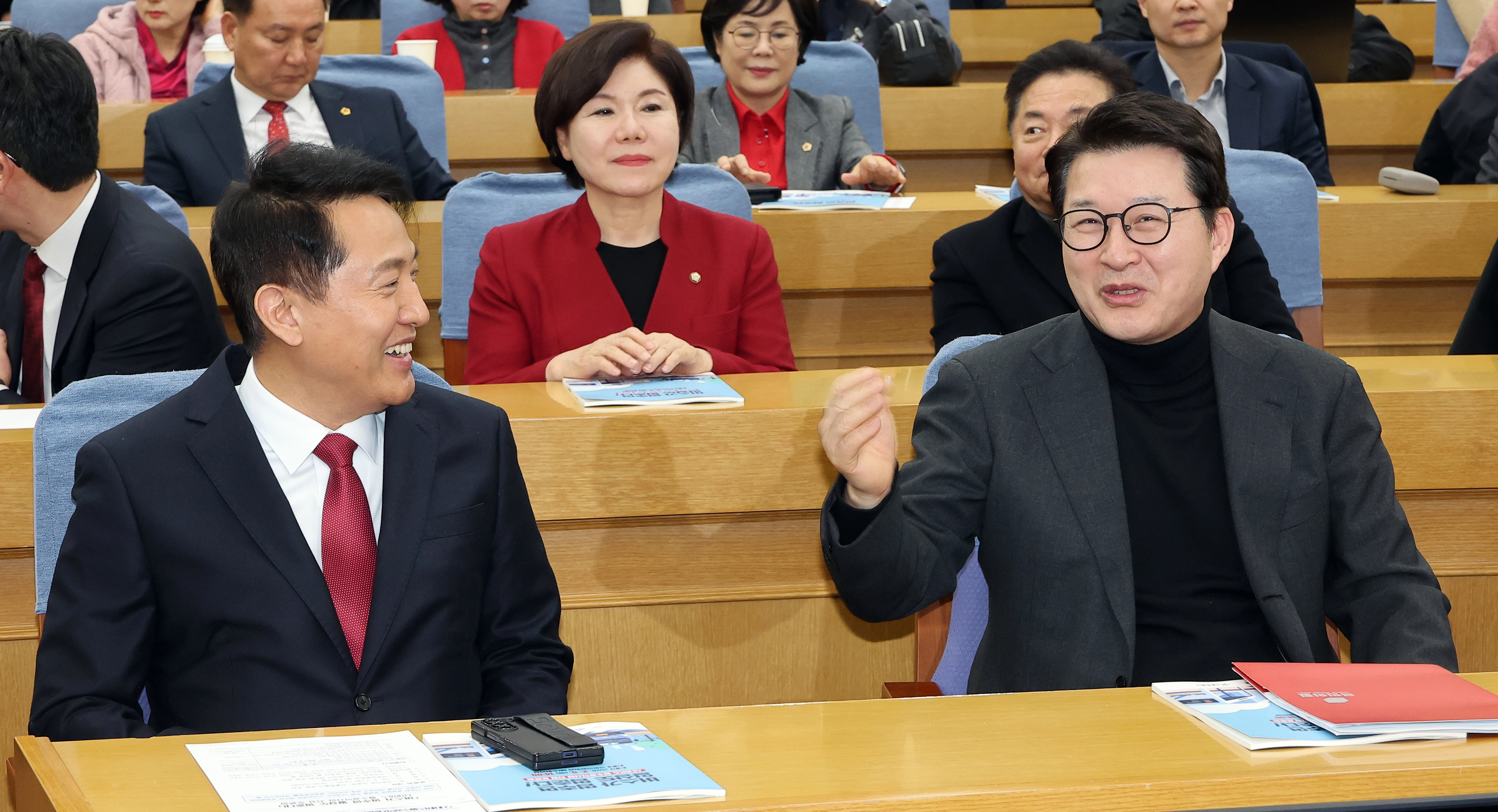 얘기 나누는 오세훈 서울시장-신동욱 최고위원  오세훈 서울시장(왼쪽)과 국민의힘 신동욱 최고위원이 5일 국회 의원회관에서 열린 ‘시내버스 필수공익사업 지정 토론회: 버스가 멈추면 일상도 멈춘다!’ 에서 얘기를 나누고 있다. 연합뉴스