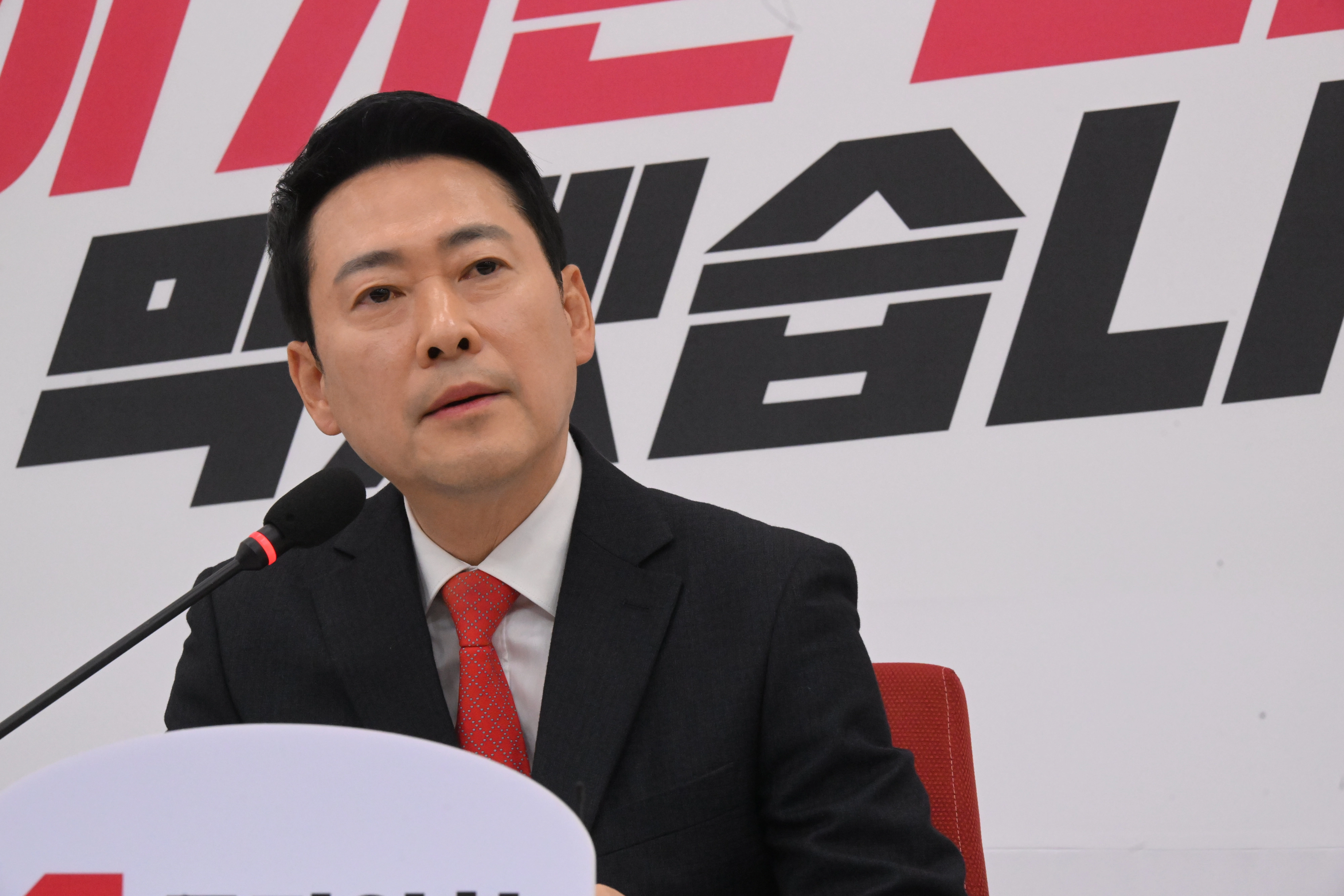 국민의힘 장동혁 대표가 12일 국회에서 이재명 대통령과의 오찬에 불참하는 것과 관련해 입장을 밝히고 있다. 안주영 전문기자