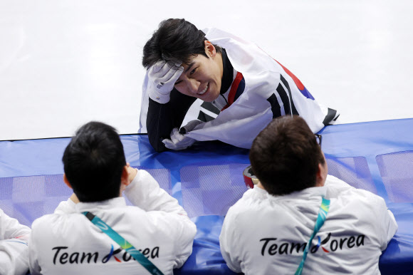 14일(현지시간) 이탈리아 밀라노 아이스스케이팅 아레나에서 열린 2026 밀라노-코르티나담페초 동계올림픽 쇼트트랙 남자 1500m 결승에서 은메달을 따낸 황대헌이 코치들과 대화하며 미소짓고 있다. 2026.2.15 연합뉴스