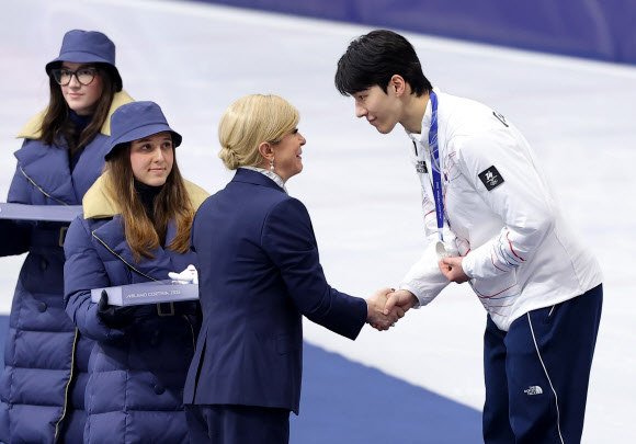 14일(현지시간) 이탈리아 밀라노 아이스스케이팅 아레나에서 열린 2026 밀라노-코르티나담페초 동계올림픽 쇼트트랙 남자 1500m 시상식에서 은메달을 획득한 황대헌이 메달을 받고 있다. 2026.2.15 연합뉴스