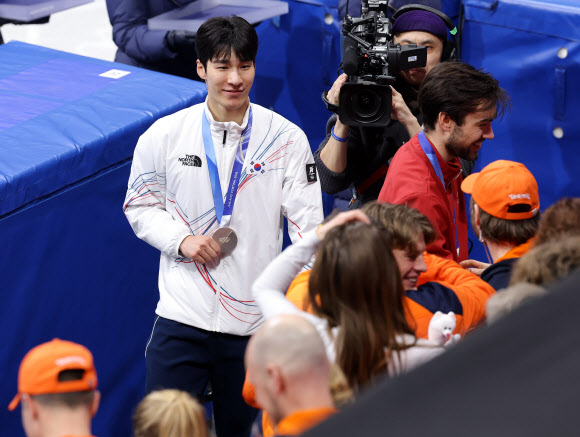 14일(현지시간) 이탈리아 밀라노 아이스스케이팅 아레나에서 열린 2026 밀라노-코르티나담페초 동계올림픽 쇼트트랙 남자 1500m 시상식에서 은메달을 획득한 황대헌이 메달을 받은 뒤 퇴장하고 있다. 2026.2.15 연합뉴스