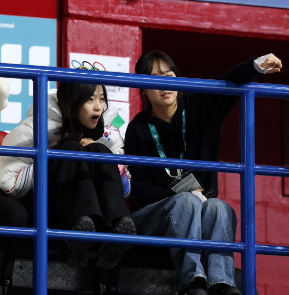 스노보드 하프파이프 금메달리스트 최가온이 14일(현지시간) 이탈리아 밀라노 아이스스케이팅 아레나에서 열린 2026 밀라노-코르티나담페초 동계올림픽 쇼트트랙 남자 1500m 준준결승 경기를 관람하고 있다. 2026.2.15 연합뉴스