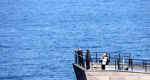 설 연휴인 둘째 날인 15일 제주시 용담동 해안도로에서 관광객들이 푸른 바다를 보며 관광을 즐기고 있다. 2026.2.15 연합뉴스