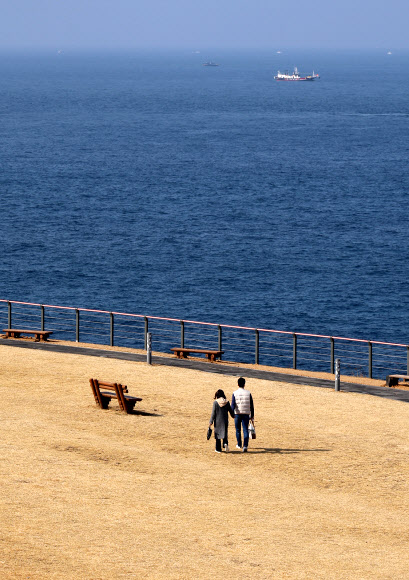 설 연휴인 둘째날인 15일 제주시 용담동 해안도로에서 관광객들이 맑은 날씨 속에 바다를 보며 여유롭게 산책하고 있다. 2026.2.15 연합뉴스