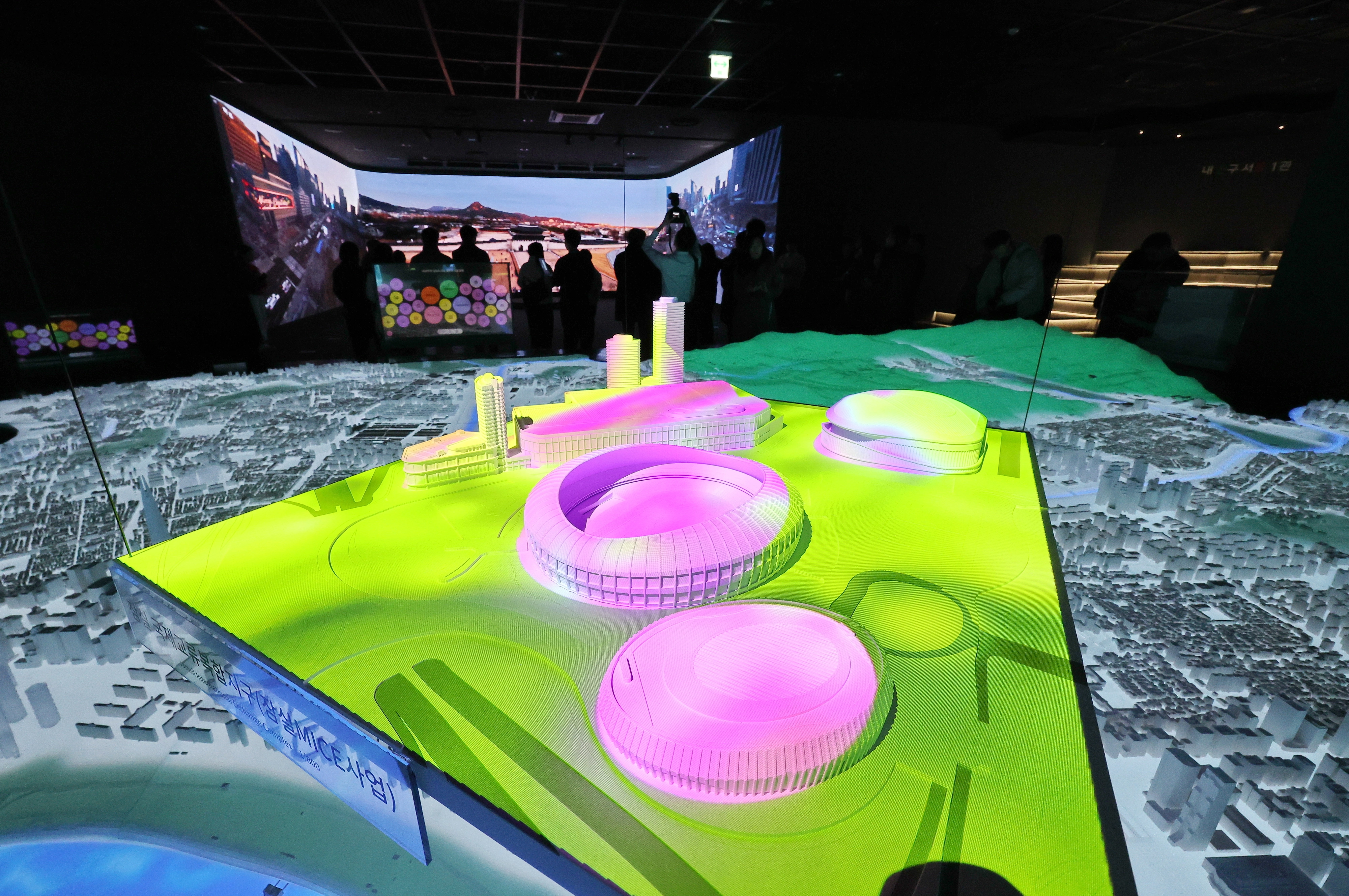 서울시청 지하에 오픈한 ‘서울갤러리’  4일 서울시청 지하에 개관한 ‘서울갤러리’ 프레스투어 참가 취재진이 내친구서울 1관을 둘러보고 있다.
연합뉴스