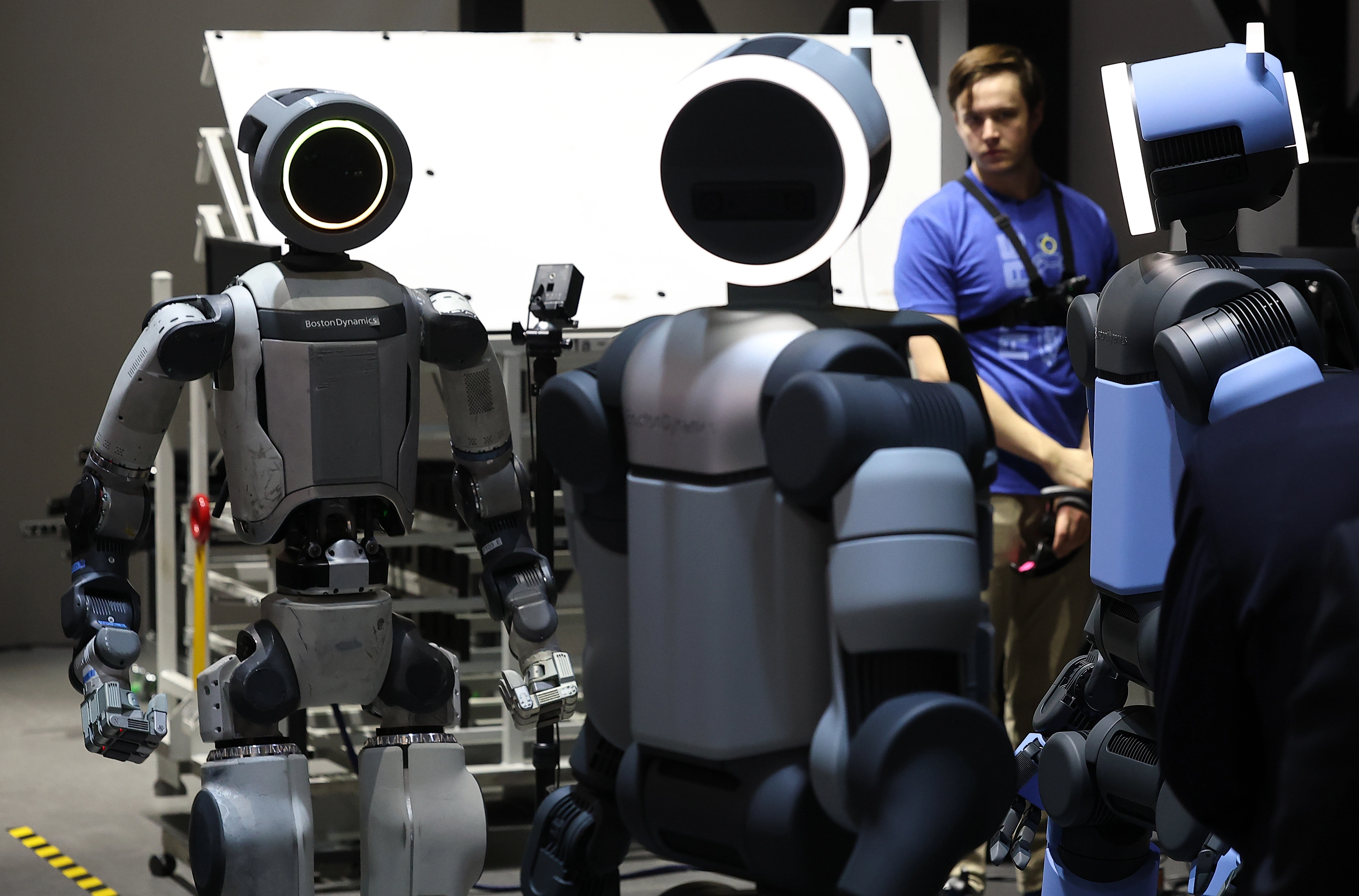 한 곳에 모인 아틀라스들
    (라스베이거스=연합뉴스) 김성민 기자 = CES 개막 이틀째인 7일(현지시간) 미국 네바다주 라스베이거스 컨벤션센터(LVCC) 현대자동차 부스에서 로봇 아틀라스가 이동하고 있다. 2026.1.8
    ksm7976@yna.co.kr