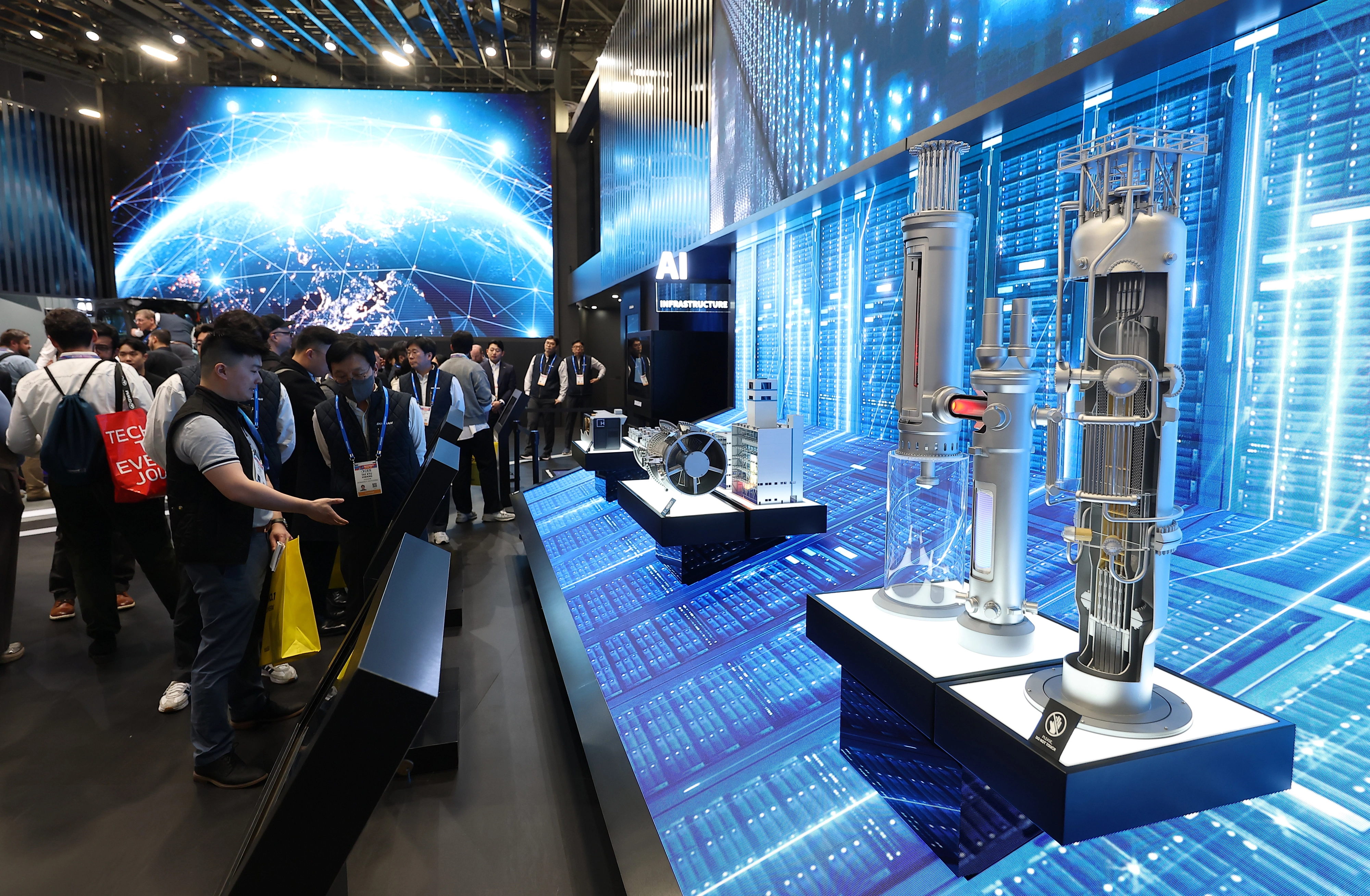 두산 SMR의 미래는?  CES 개막일인 지난 1월 6일(현지시간) 미국 네바다주 라스베이거스 컨벤션센터(LVCC) 두산밥캣 부스에 SMR 모형이 전시돼 있다.
서울신문 DB