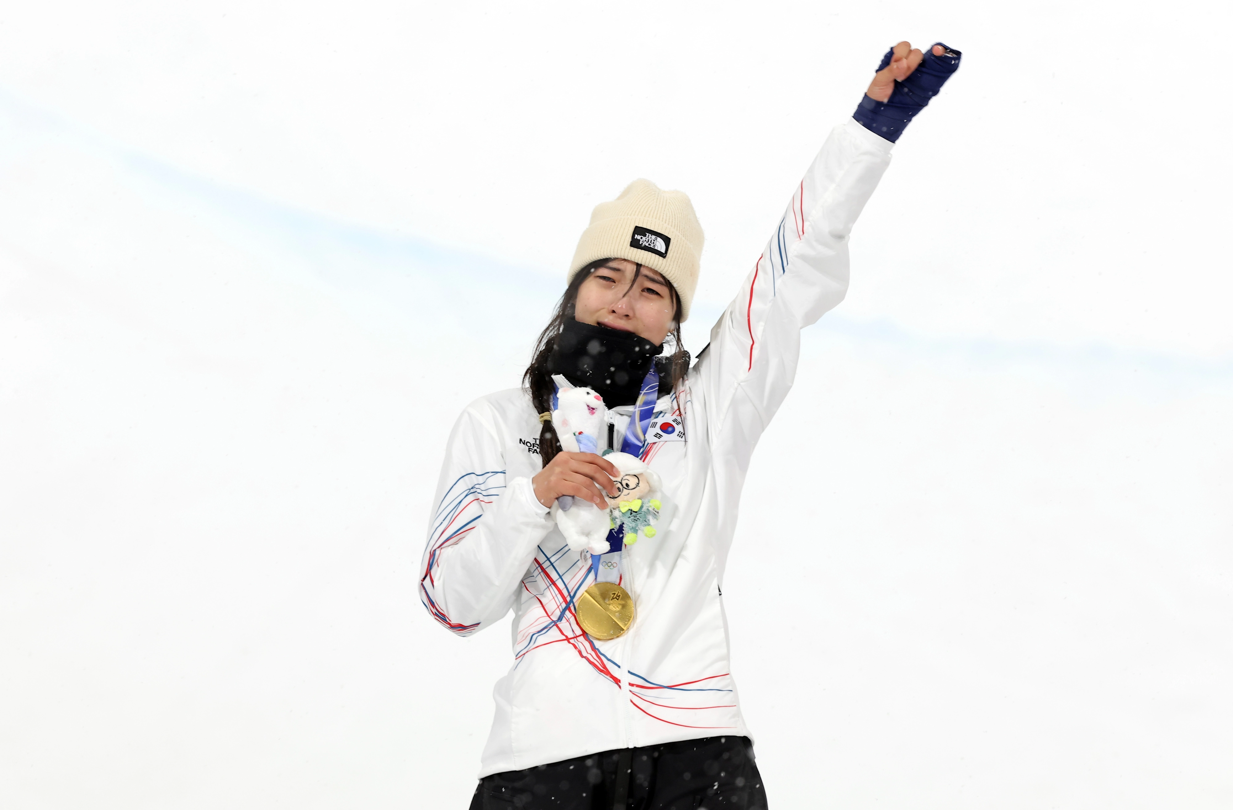 한국 설상 첫 금메달 목에 건 스노보드 최가온  12일(현지시간) 이탈리아 리비뇨 스노파크에서 열린 2026 밀라노·코르티나담페초 동계 올림픽 스키 스노보드 여자 하프파이프 결선에서 90.25점을 획득해 금메달을 획득한 한국 최가온이 금메달을 목에 건 뒤 기뻐하고 있다.
연합뉴스