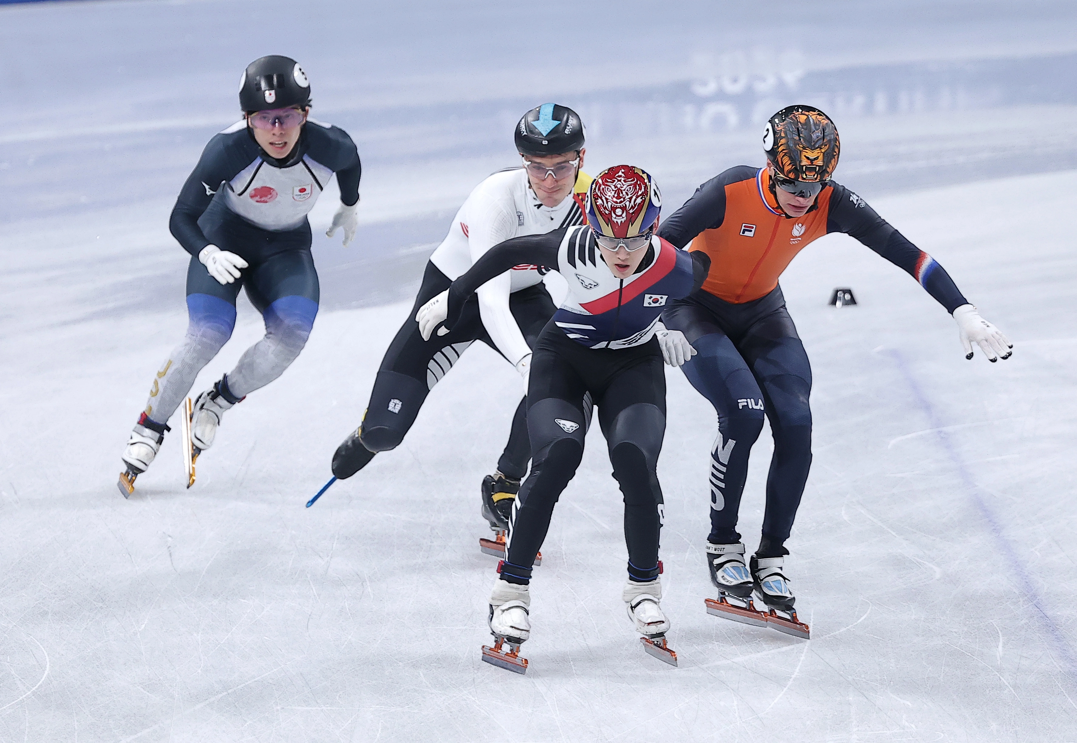 임종언이 16일(현지시간) 이탈리아 밀라노 아이스스케이팅 아레나에서 열린 2026 밀라노·코르티나담페초 동계올림픽 쇼트트랙 남자 5000m 계주 준결승에서 조 1위로 결승선을 통과하고 있다. 2026.2.16 뉴스1