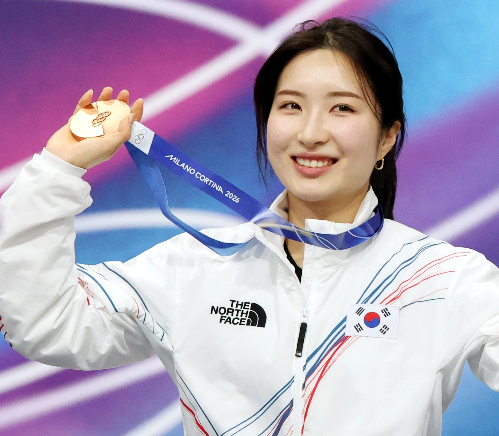 16일(현지시간) 이탈리아 밀라노 아이스스케이팅 아레나 경기장에서 열린 2026 밀라노·코르티나담페초 동계올림픽 쇼트트랙 여자 1000m 결승에서 동메달을 획득한 김길리가 메달을 목에 걸고 기뻐하고 있다. 2026.2.16 뉴시스