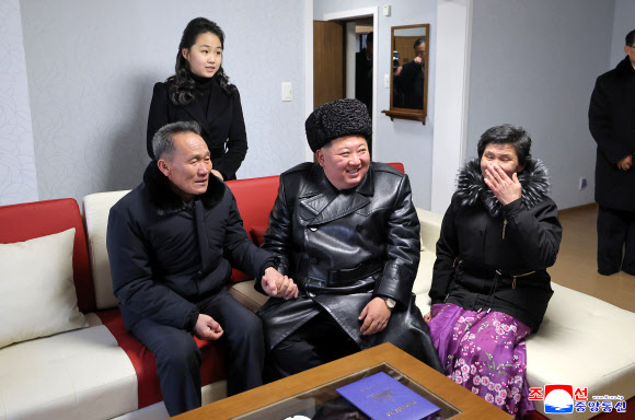 김정은 북한 국무위원장이 딸 주애와 참석한 가운데 러시아에 파병됐다가 전사한 참전군인 유족을 위해 평양 화성지구 명당자리에 조성된 ‘새별거리’ 준공식이 전날 열렸다고 조선중앙통신이 16일 보도했다. 사진은 김 위원장이 유가족들의 집을 찾아 위로하는 모습. 2026.2.16  평양 조선중앙통신 연합뉴스