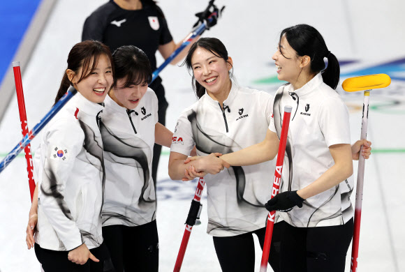 15일(현지시간) 이탈리아 코르티나담페초 컬링 올림픽 스타디움에서 열린 2026 밀라노ㆍ코르티나담페초 동계올림픽 컬링 여자 라운드로빈 한국과 일본의 경기에서 한국 대표팀이 이긴 뒤 기뻐하고 있다. 2026.2.16  연합뉴스