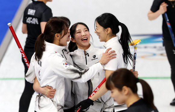 15일(현지시간) 이탈리아 코르티나담페초 컬링 올림픽 스타디움에서 열린 2026 밀라노ㆍ코르티나담페초 동계올림픽 컬링 여자 라운드로빈 한국과 일본의 경기에서 한국 대표팀이 이긴 뒤 기뻐하고 있다. 2026.2.16  연합뉴스
