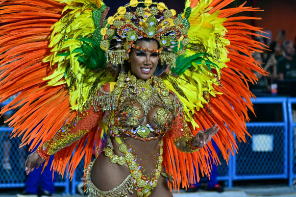 삼바 학교 참가자가 15일(현지시간) 브라질 리우데자네이루의 마르케스 지 사푸카이 삼바드롬에서 열린 리우 카니발 개막식 밤 행사에서 멋진 삼바춤을 선보이고 있다. AFP 연합뉴스