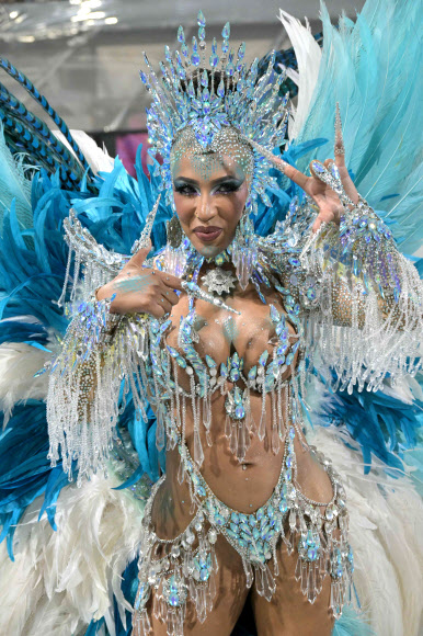 삼바 학교 참가자가 15일(현지시간) 브라질 상파울루에서 열린 카니발 퍼레이드에서 멋진 삼바춤을 선보이고 있다. AFP 연합뉴스