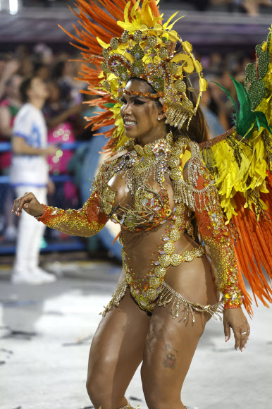 삼바 학교 참가자가 15일(현지시간) 브라질 리우데자네이루의 마르케스 지 사푸카이 삼바드롬에서 열린 리우 카니발 개막식 밤 행사에서 멋진 삼바춤을 선보이고 있다. EPA 연합뉴스