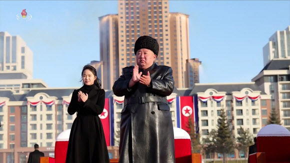 김정은 북한 국무위원장이 딸 주애와 함께 지난 15일 평양 화성지구에 해외군사작전 파병군 전사자 유가족을 위해 건설한 ‘새별거리’ 준공식에 참석해 준공 테이프를 끊고 기념연설을 했다고 조선중앙TV가 16일 보도했다.  2026.2.16 조선중앙TV 화면