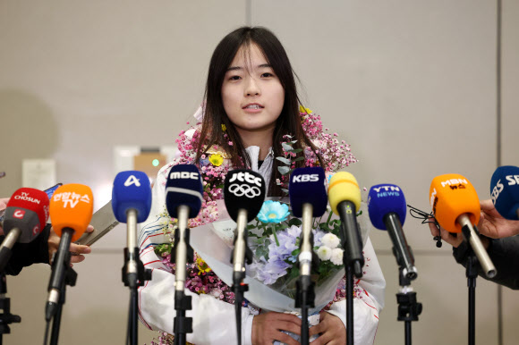 2026 밀라노·코르티나 동계올림픽 스노보드 여자 하프파이프에서 금메달을 획득한 최가온이 16일 인천국제공항 2터미널을 통해 귀국 후 취재진과 인터뷰를 하고 있다. 2026.2.16  연합뉴스