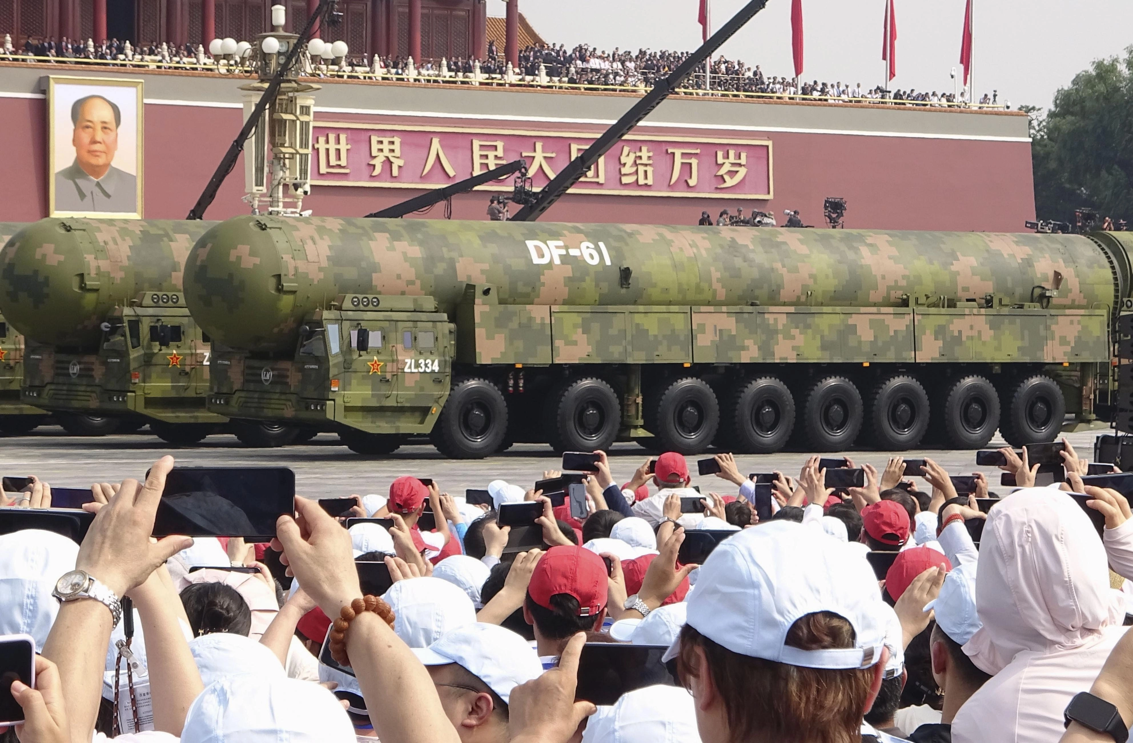 전승절 열병식에 모습 드러낸 중국 ‘둥펑-61’  3일 중국 베이징 톈안먼광장에서 열린 전승절 80주년 기념 대규모 열병식에 대륙간탄도미사일(ICBM) ‘둥펑(東風·DF)-61’이 모습을 드러냈다. 2025.9.3 연합뉴스