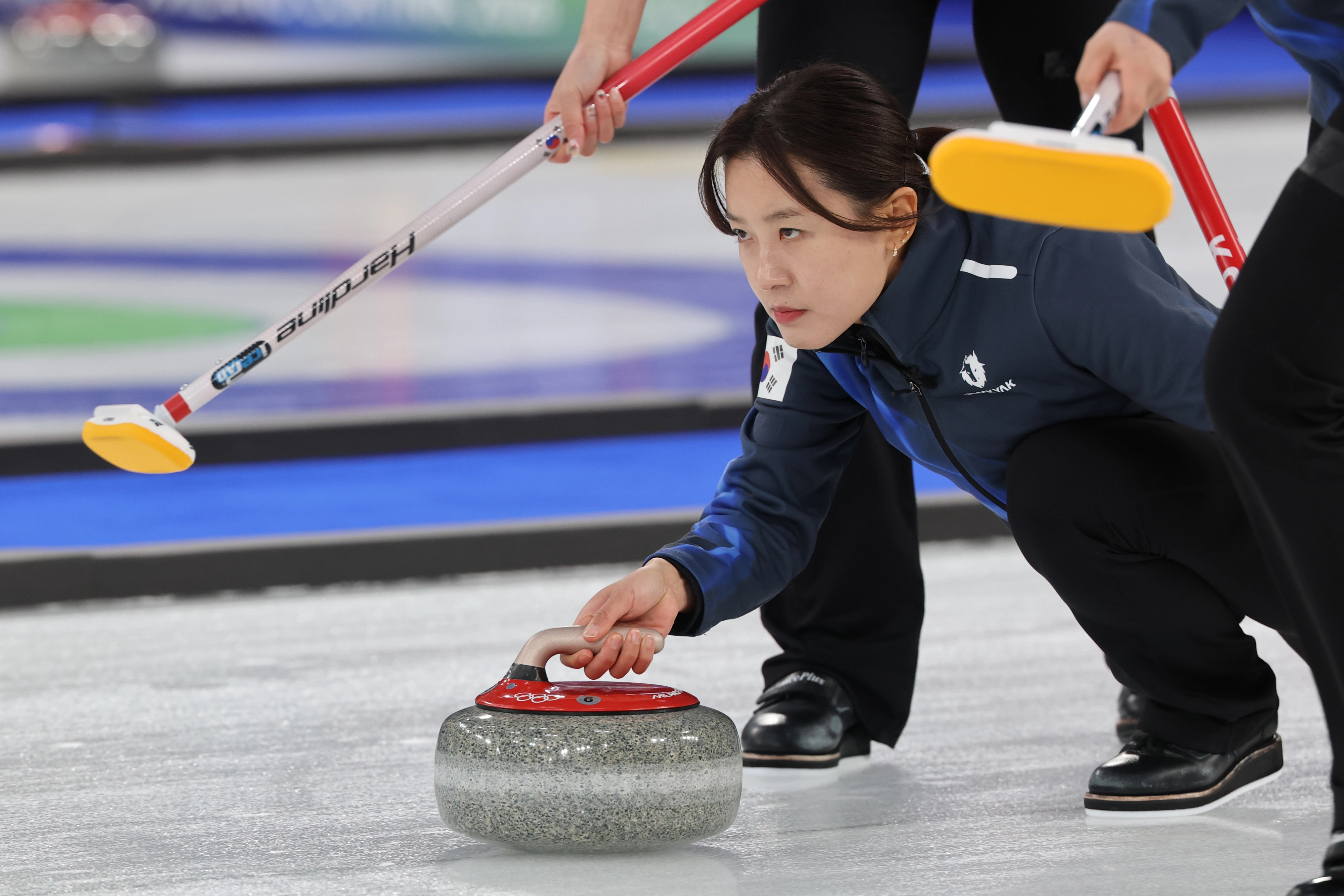 17일(한국시간) 이탈리아 코르티나담페초 컬링 올림픽 스타디움에서 열린 2026 밀라노ㆍ코르티나담페초 동계올림픽 컬링 여자 라운드로빈 한국과 중국의 경기에서 김은지가 투구하고 있다. 연합뉴스