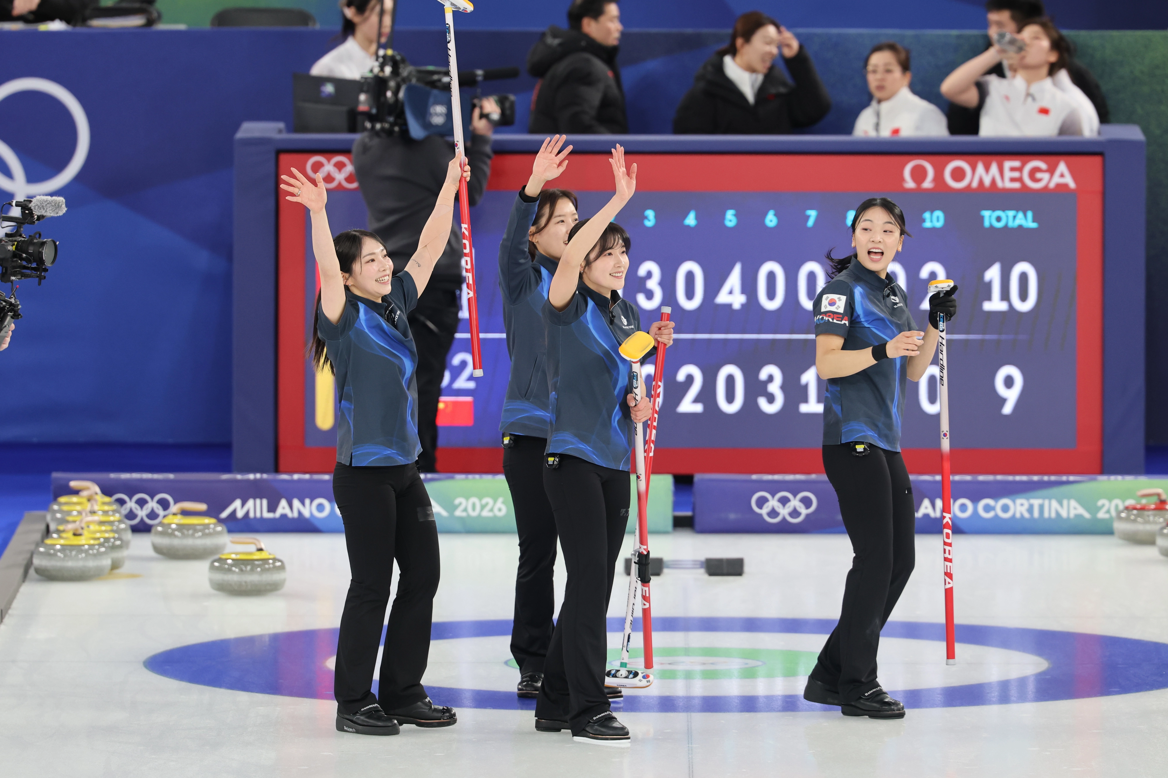 ‘저희 또 이겼어요’  17일(한국시간) 이탈리아 코르티나담페초 컬링 올림픽 스타디움에서 열린 2026 밀라노ㆍ코르티나담페초 동계올림픽 컬링 여자 라운드로빈 한국과 중국의 경기에서 10-9로 승리를 거둔 한국 대표팀 선수들이 관중에 손을 흔들고 있다. 연합뉴스