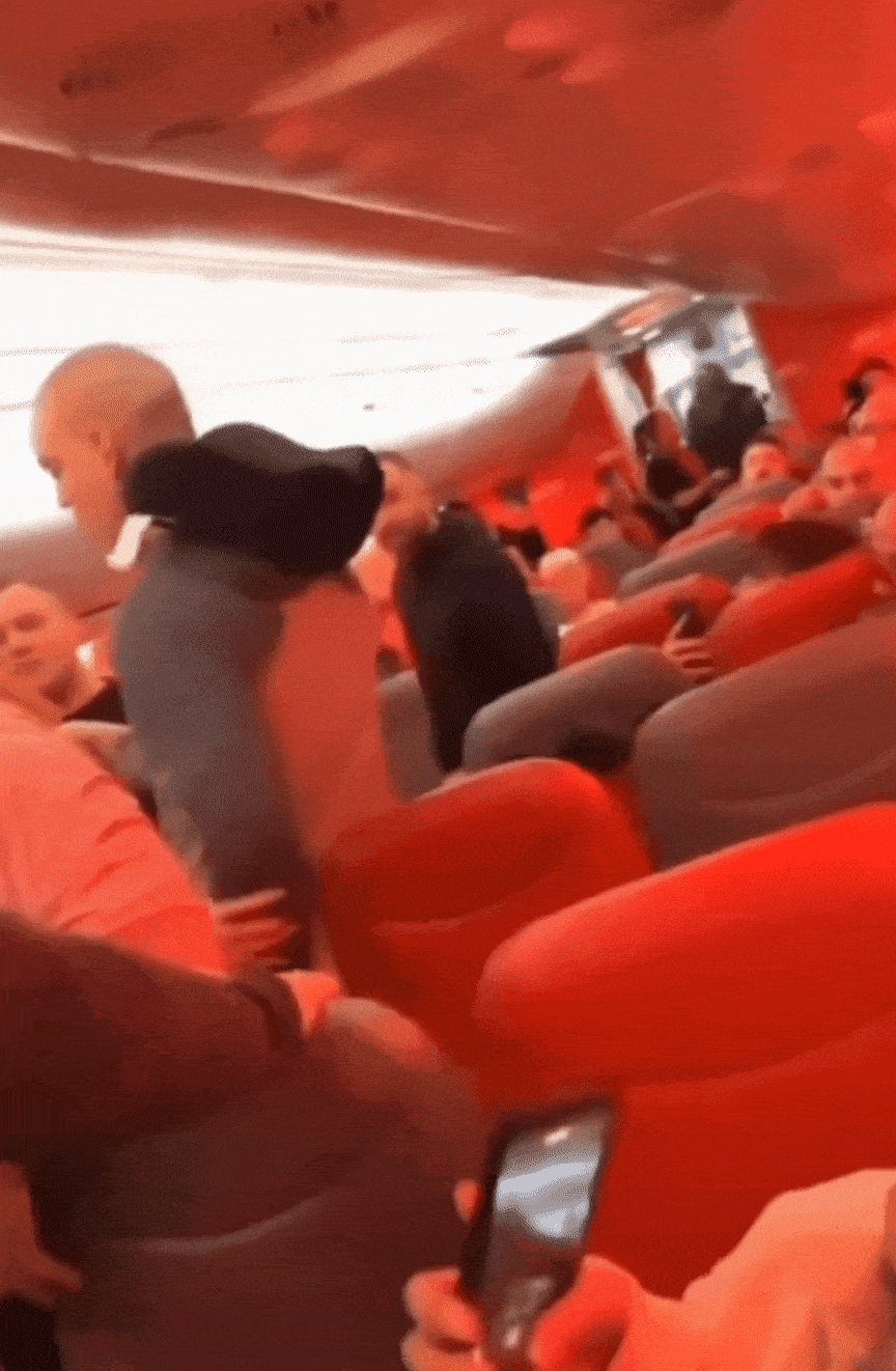 지난 12일(현지시간) 저가 항공사인 제트2(Jet2) 여객기 LS896편 기내에서 승객 간 집단 난투극이 발생했다. 소셜미디어 캡처