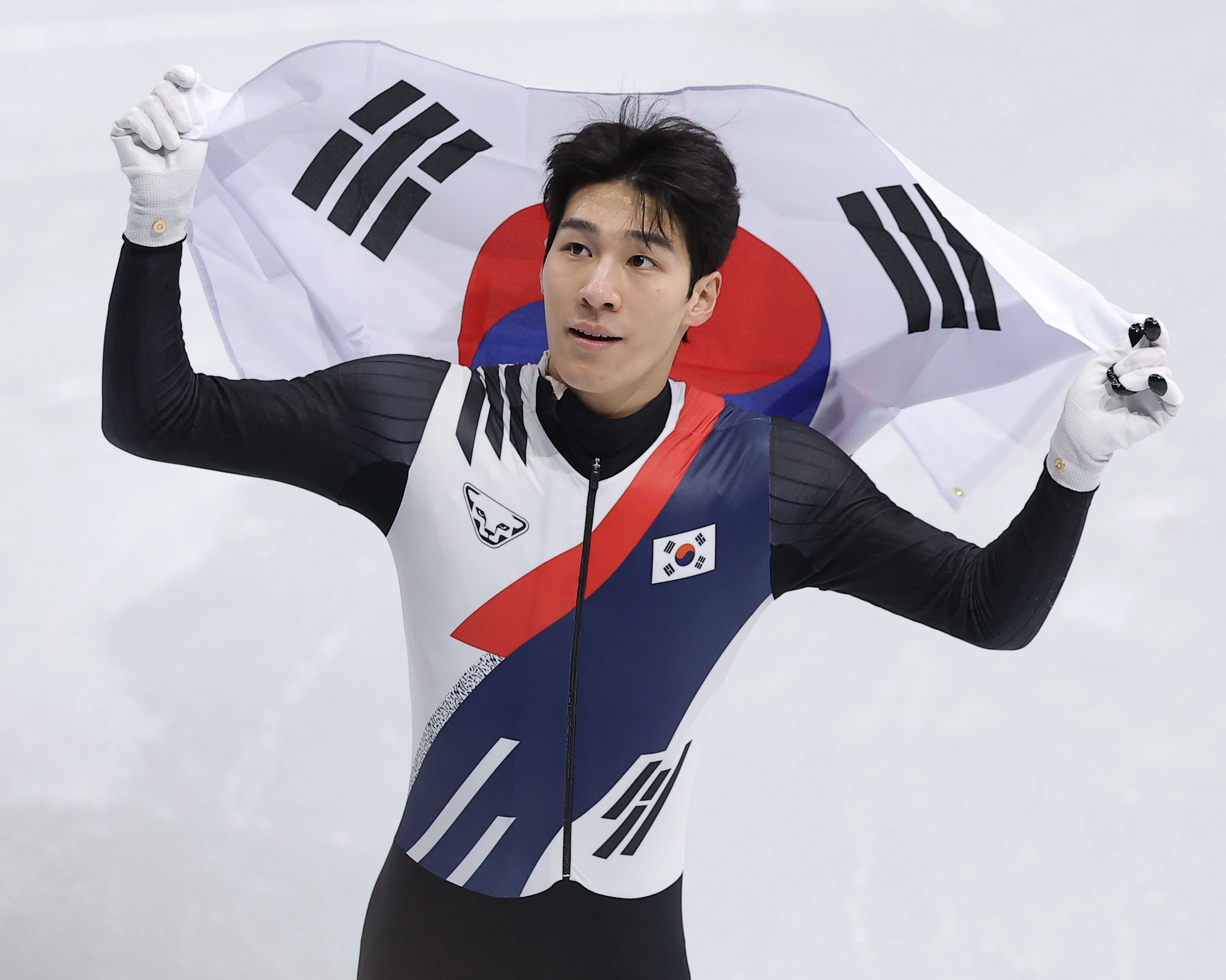한국 쇼트트랙 국가대표 황대헌이 15일(한국시간) 이탈리아 밀라노 아이스스케이팅 아레나에서 열린 2026 밀라노·코르티나담페초 동계올림픽 개인전 남자 1500m에서 은메달을 딴 뒤 기뻐하고 있다. 밀라노 연합뉴스