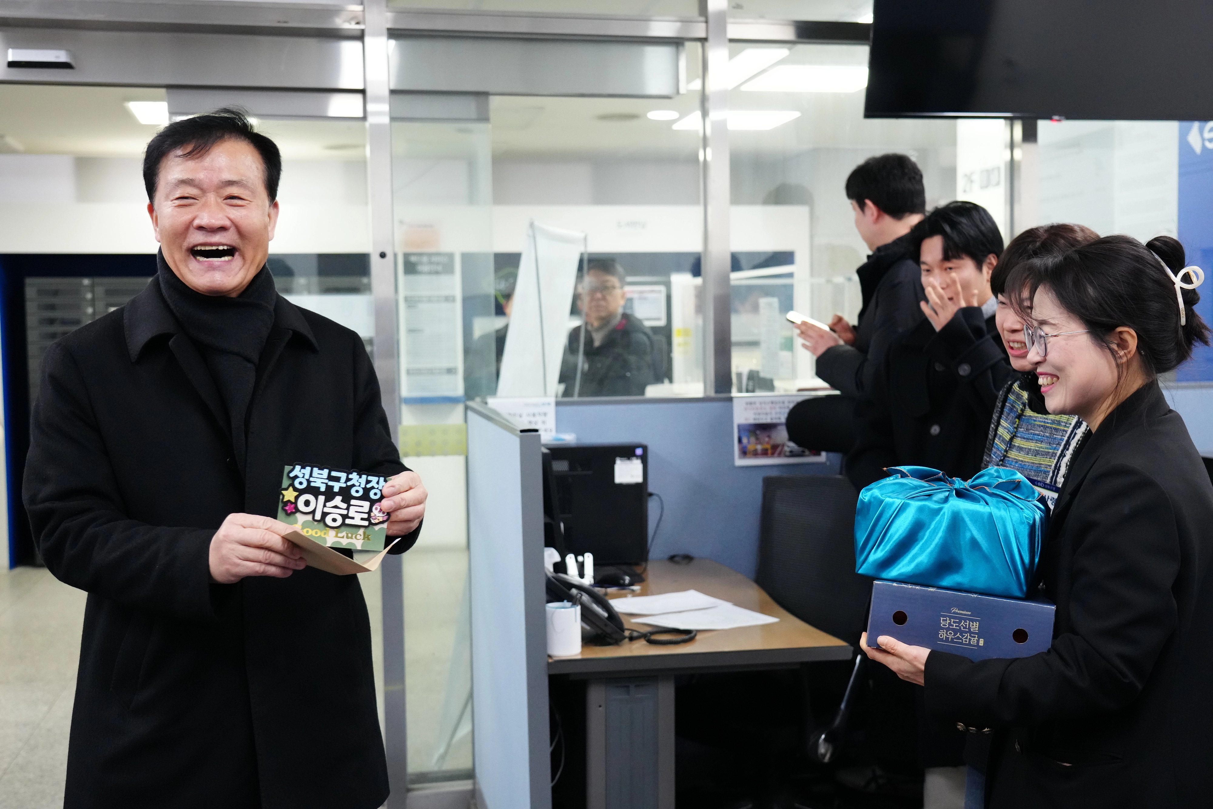 이승로(왼쪽) 성북구청장이 구청 종합상황실 비상근무 직원들을 격려하기 위해 간식을 건넨 후 받은 손편지를 들고 웃고 있다. 성북구 제공