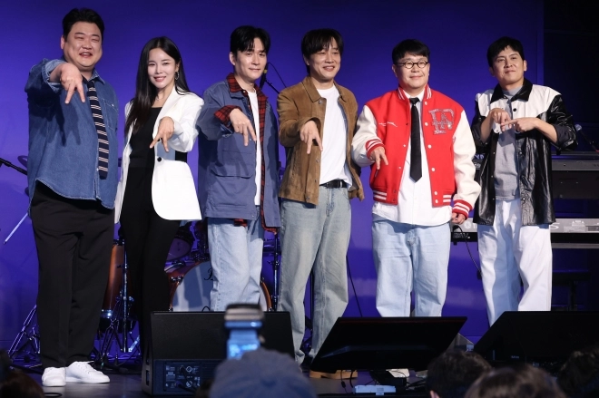 아묻따밴드가 12일 서울 종로구 SA홀에서 열린 첫 디지털 싱글 ‘알고 있잖아’ 발매 기념 쇼케이스에서 포즈를 취하고 있다. 왼쪽부터 김준현, 조정민, 전인혁, 차태현, 조영수, 홍경민.  2026.2.12 연합뉴스