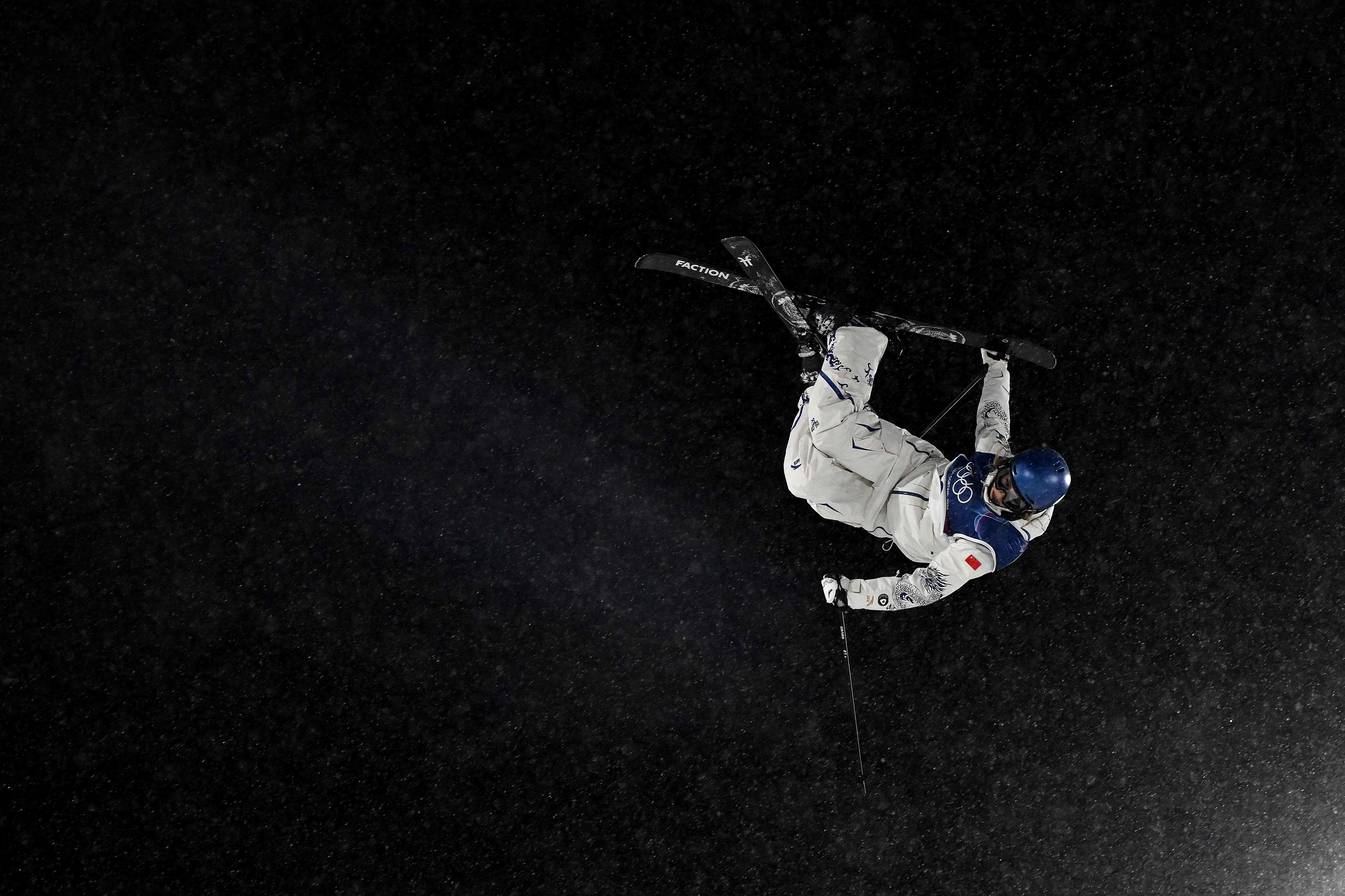 중국 프리스타일 스키 국가대표 구아이링이 17일(한국시간) 이탈리아 리비뇨 스노파크에서 열린 여자 빅에어 경기를 치르고 있다. 리비뇨 AFP 연합뉴스
