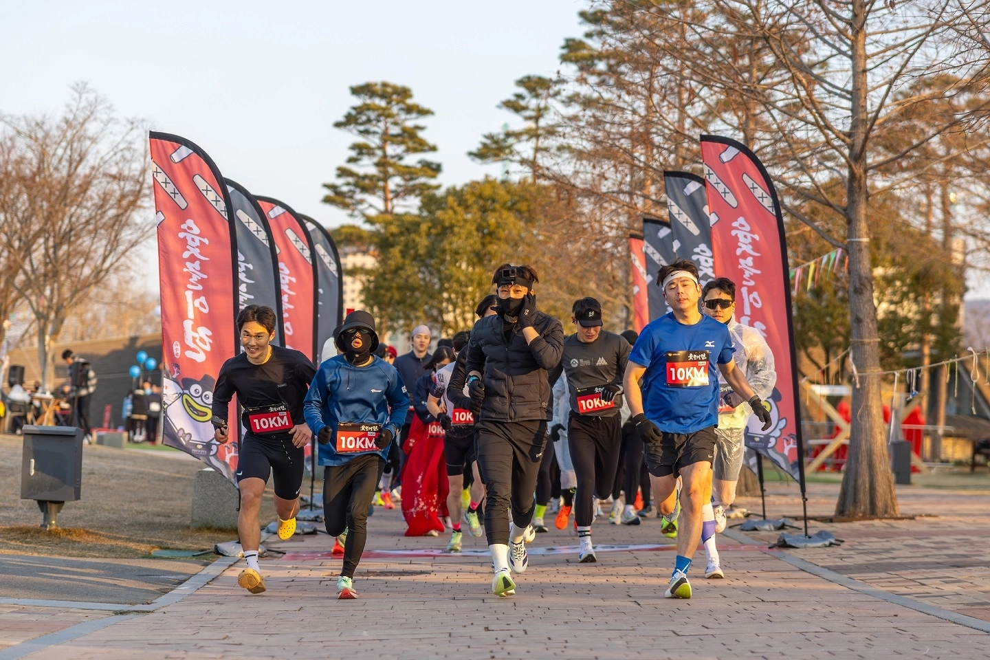 순천만국가정원에서 열린 ‘윷놀이런’ 행사 참가자들이 정원을 배경으로 달리기를 즐기고 있다.