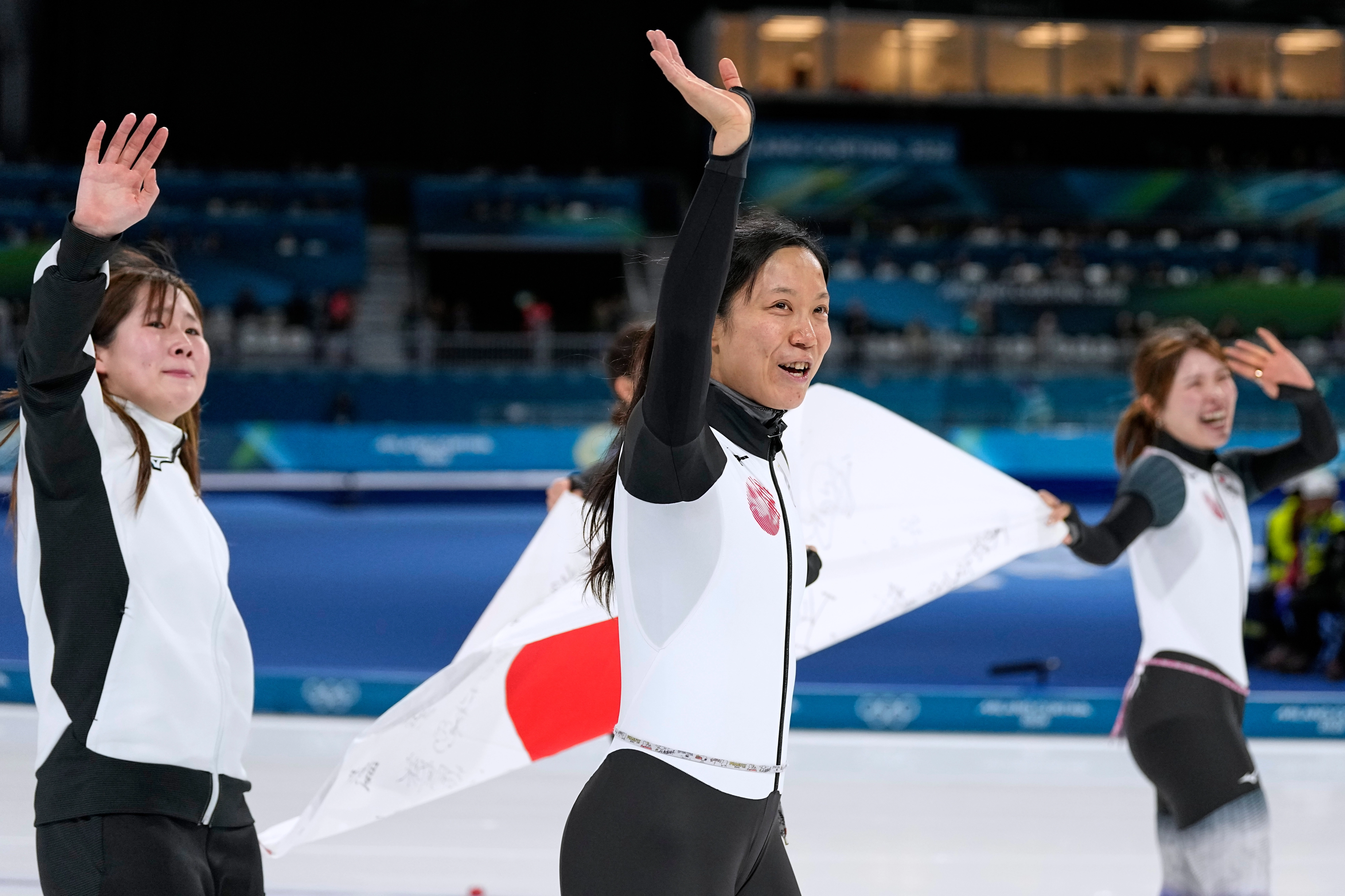 일본 스피드스케이팅 국가대표 선수들이 18일(한국시간) 이탈리아 밀라노 스피드스케이팅 스타디움에서 열린 스피드스케이팅 여자 팀 추월에서 동메달을 획득하고 기뻐하고 있다. 2026.2.17 밀라노 AP 연합뉴스
