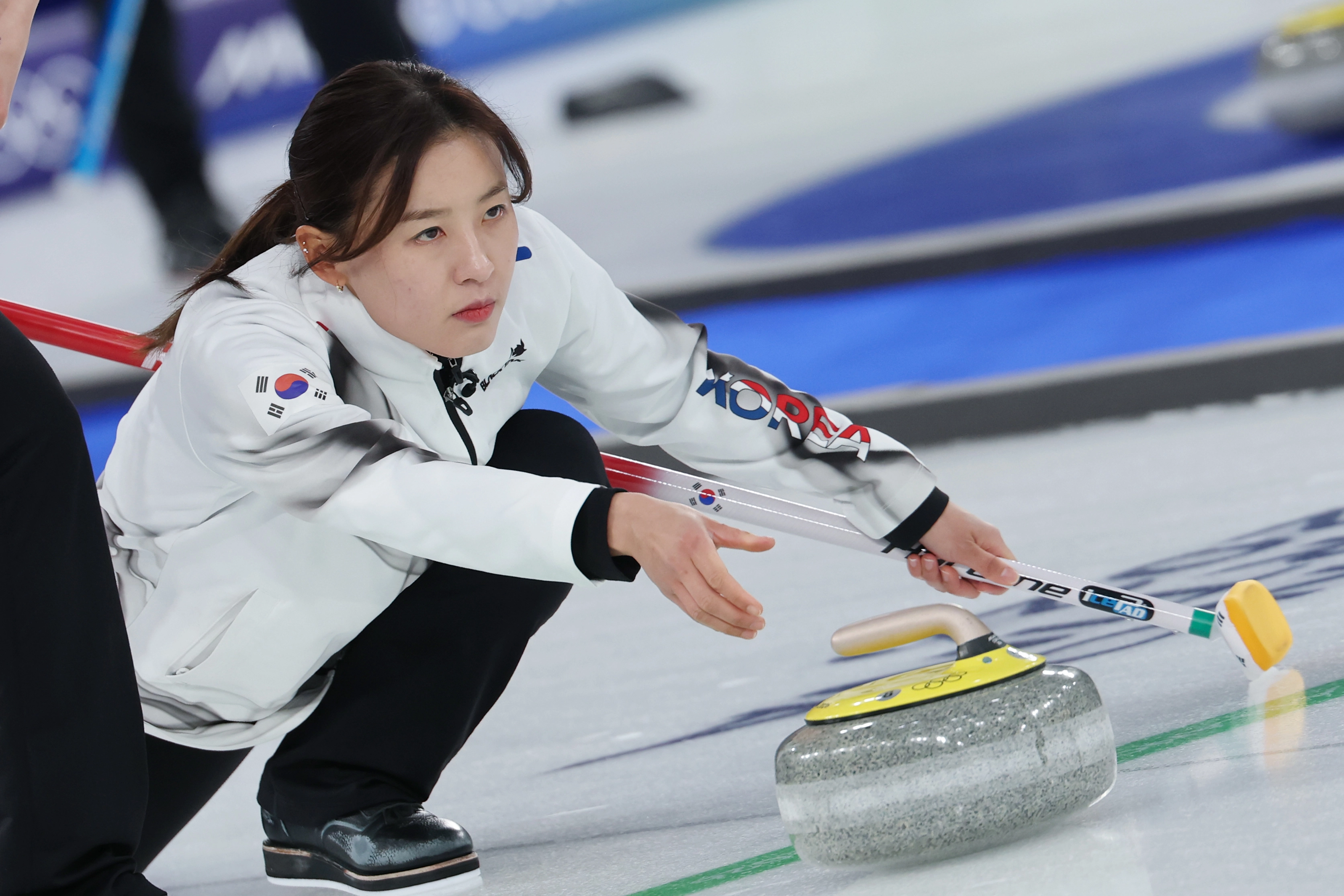 18일(현지시간) 이탈리아 코르티나담페초 컬링 올림픽 스타디움에서 열린 2026 밀라노ㆍ코르티나담페초 동계올림픽 컬링 여자 라운드로빈 한국과 스웨덴의 경기에서 김은지가 투구하고 있다. 2026.2.18. 연합뉴스