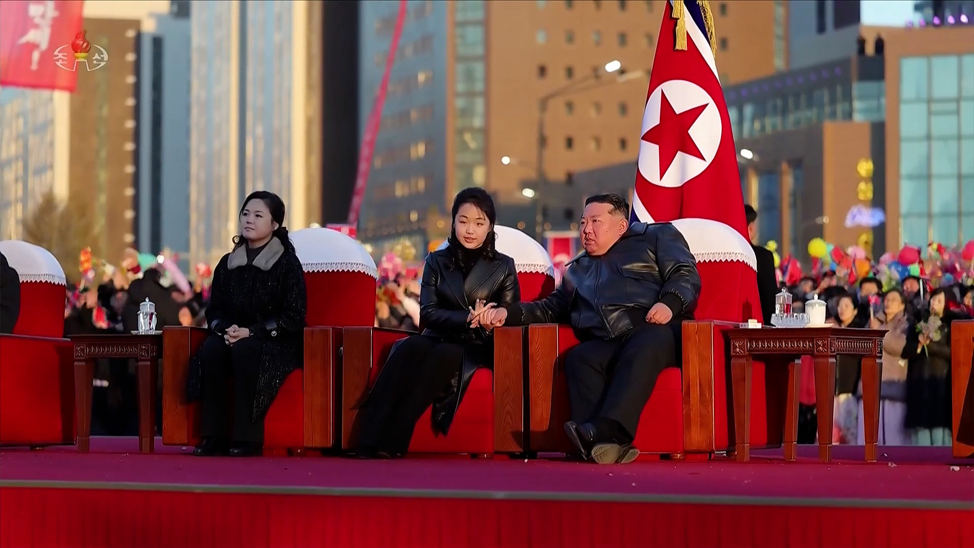 김정은 손 어루만지는 딸 주애