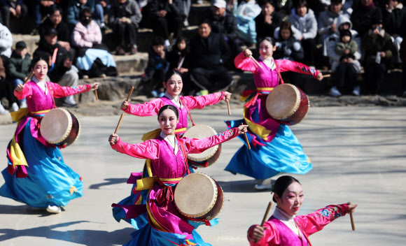 설 연휴 마지막 날 한국민속촌 찾은 시민들