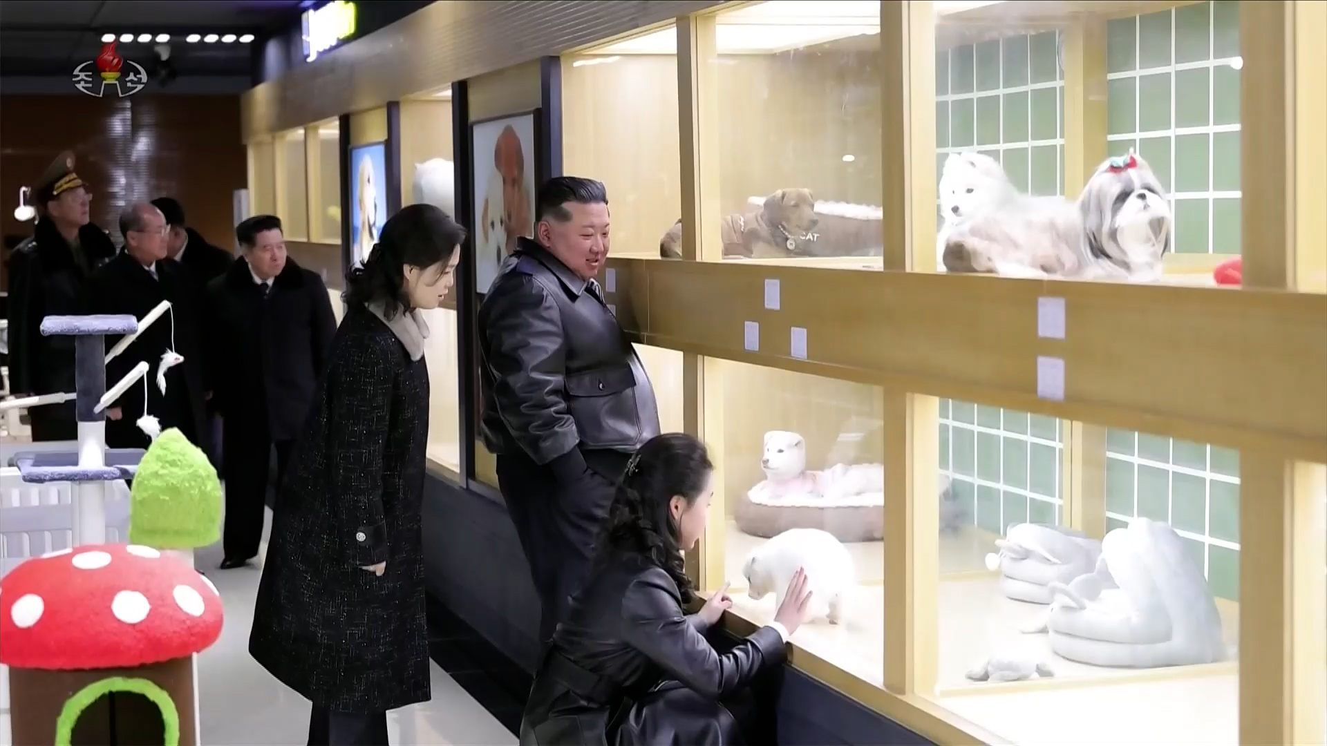 애완견 구경하는 김정은 가족