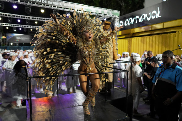 파라이소 두 투이우티 삼바 학교의 드럼 퀸 마야라 리마가 18일(현지시간) 브라질 리우데자네이루 삼바드롬에서 열린 카니발 축하 행사에서 공연하고 있습니다. Feb. 17, 2026. AP