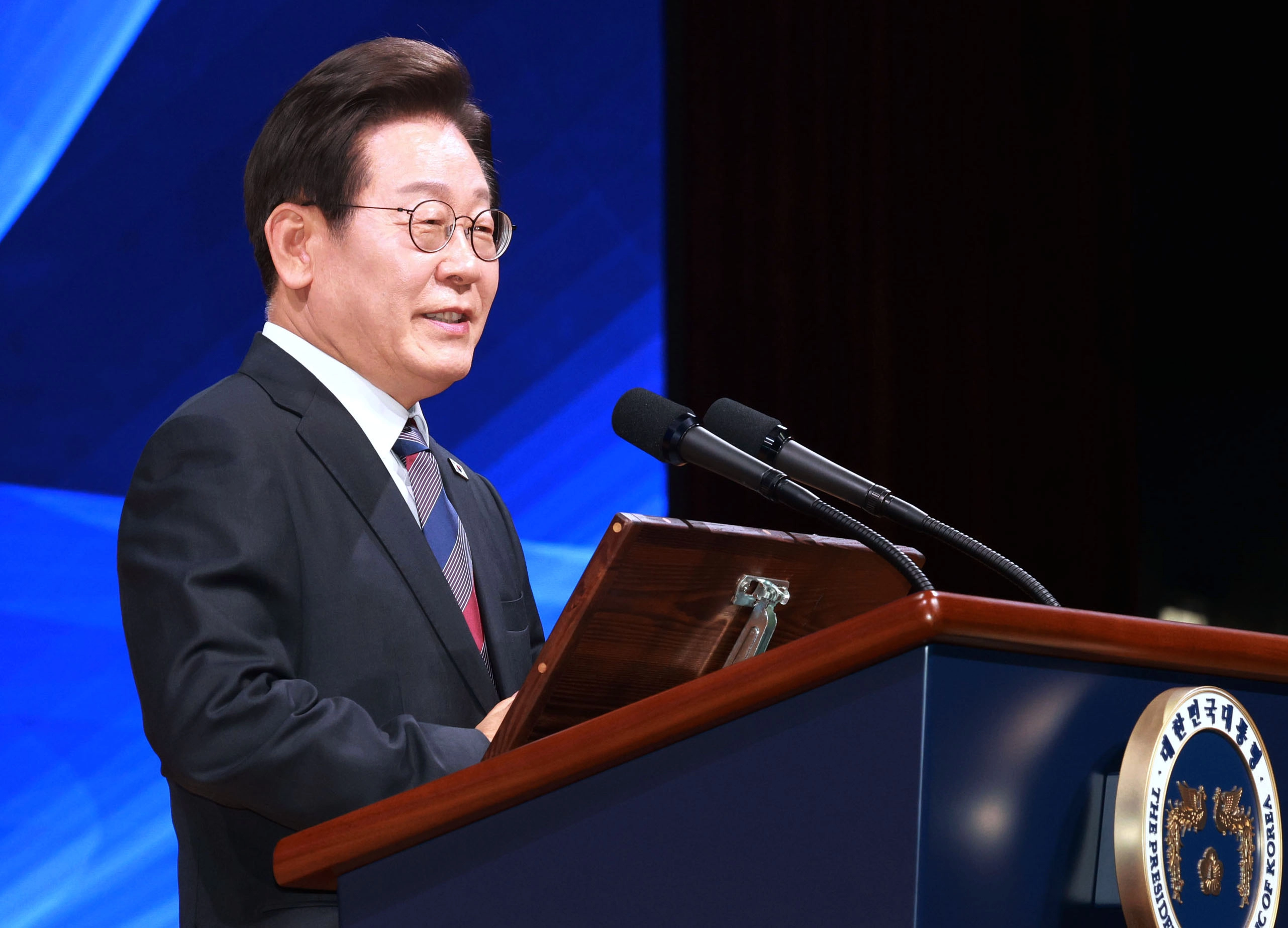 이재명 대통령이 13일 서울 강남구 코엑스에서 열린 2025 세계정치학회(IPSA) 서울총회 개막식에서 연설하고 있다. 2025.7.13. 대통령실통신사진기자단