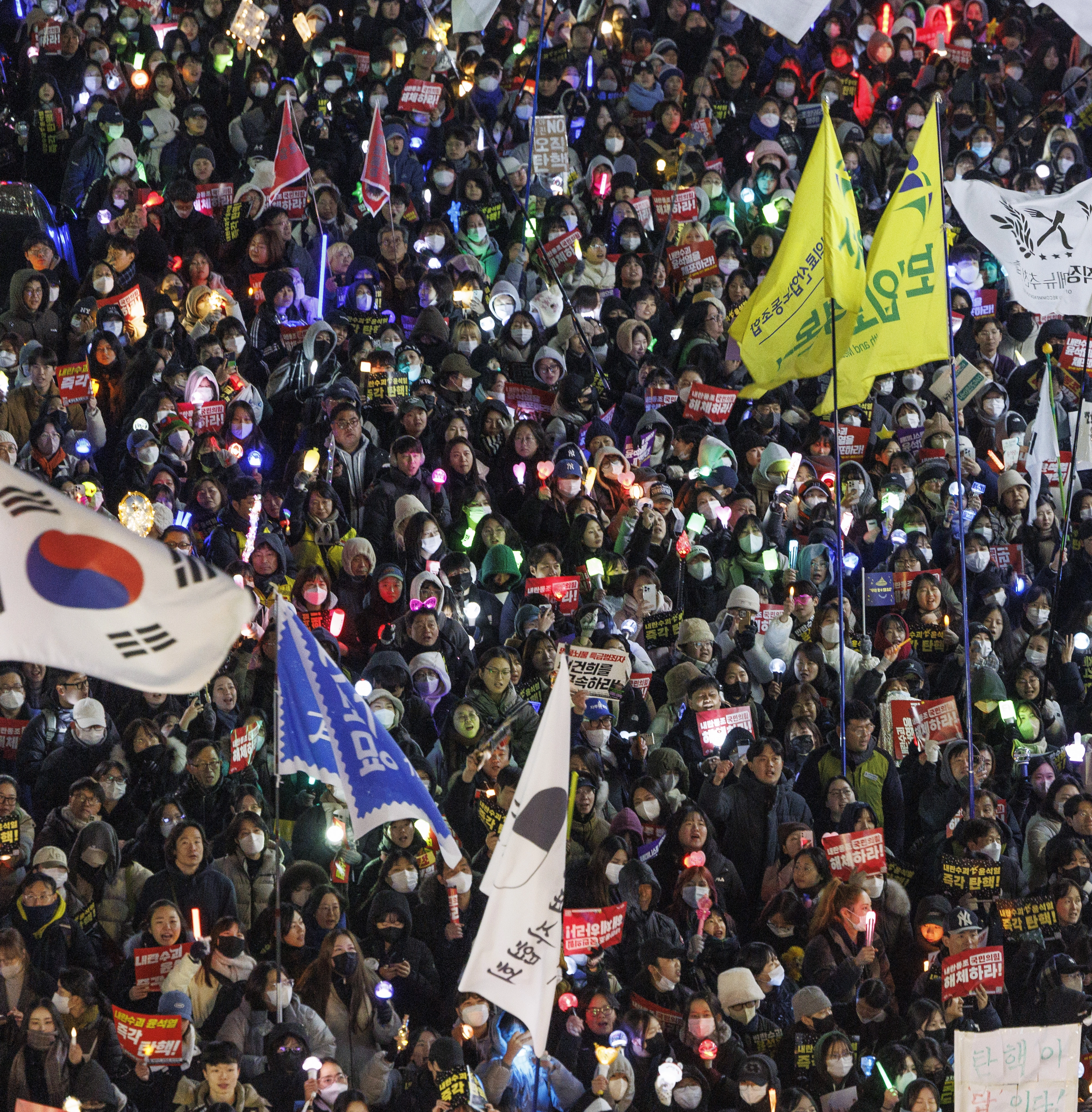 비상계엄 후폭풍이 계속되고 있는 11일 오후 서울 여의도 국회 앞에서 열린 윤석열 대통령 탄핵 촉구 촛불 집회 참가 시민들이 촛불과 응원봉을 들고 국민의힘 당사를 향해 행진하고 있다. 2024.12.11. 연합뉴스