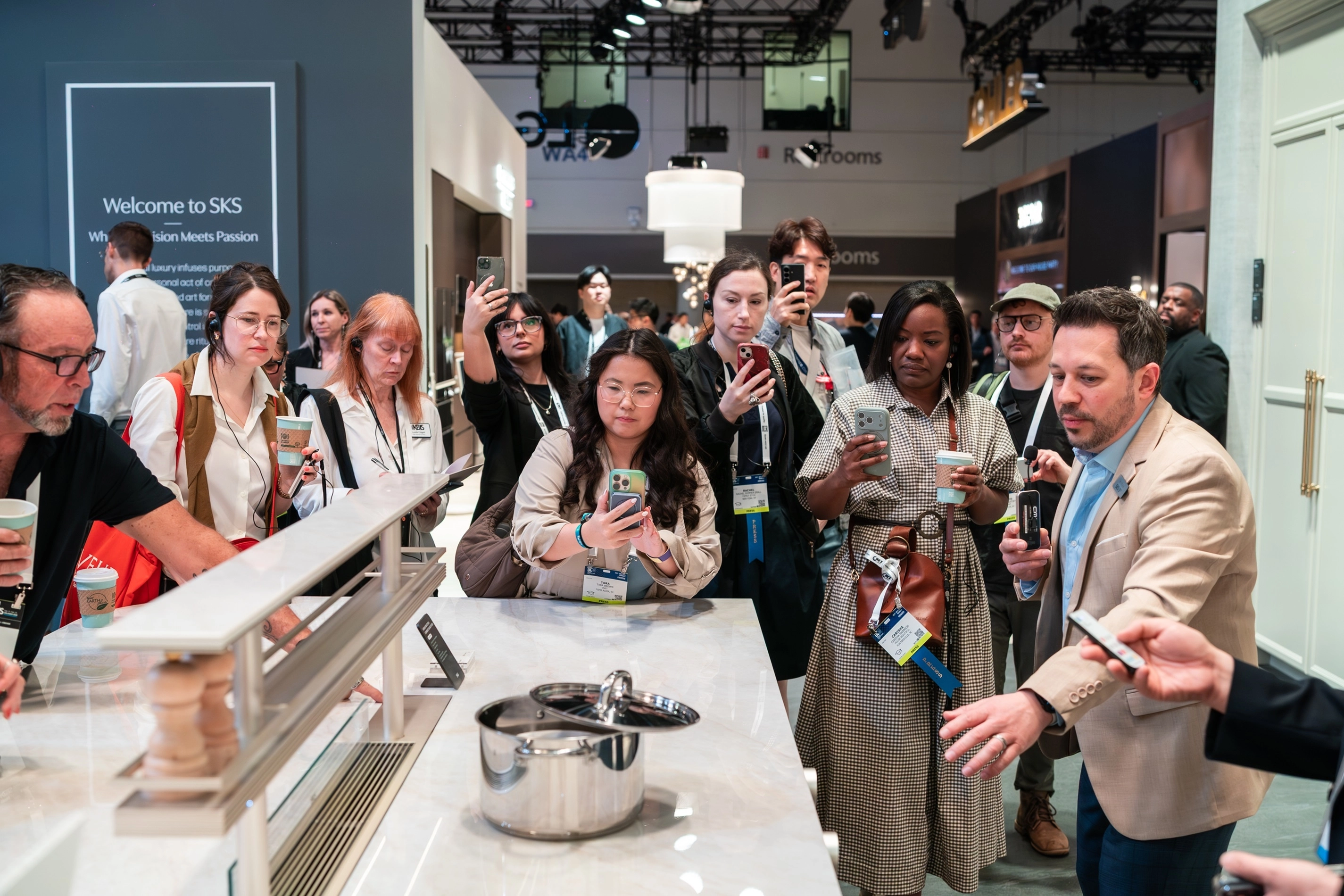 LG전자의 히든 인덕션과 일체형 후드 전시에 관람객이 몰린 모습.
LG전자 제공