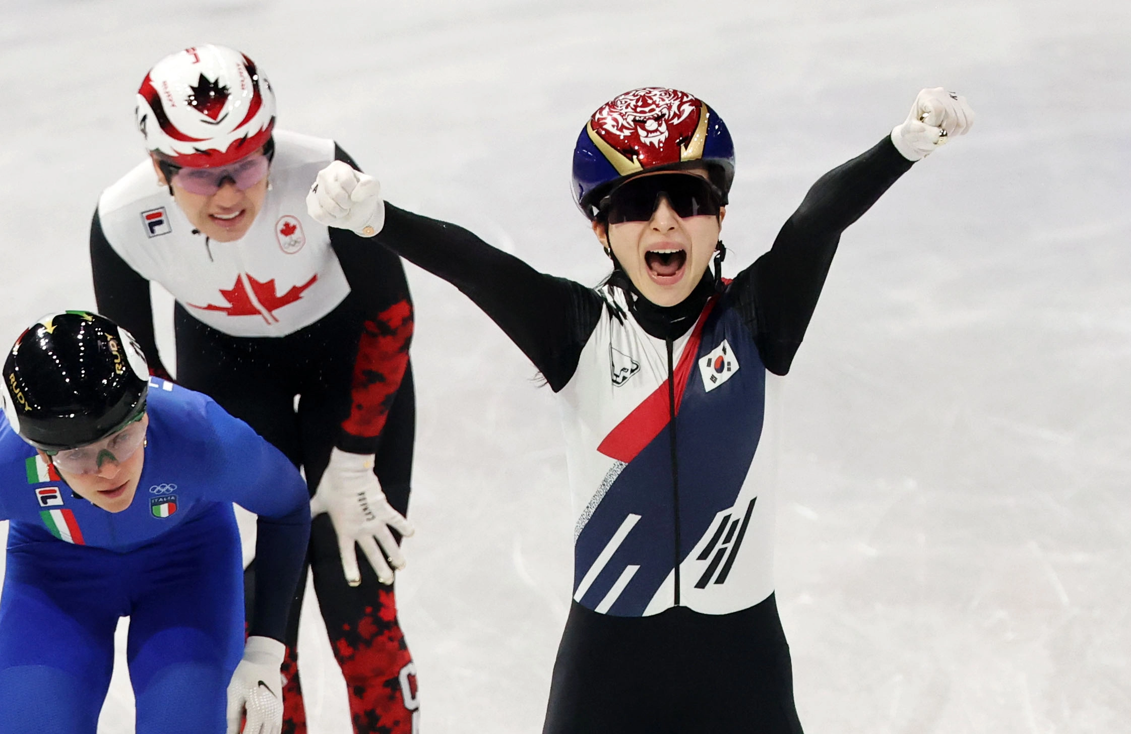 18일(현지시간) 이탈리아 밀라노 아이스 스케이팅 아레나 경기장에서 열린 2026 밀라노·코르티나담페초 동계올림픽 쇼트트랙 여자 3000m 계주 결승에서 김길리가 금메달을 획득하고 기뻐하고 있다. 2026.2.19 뉴시스