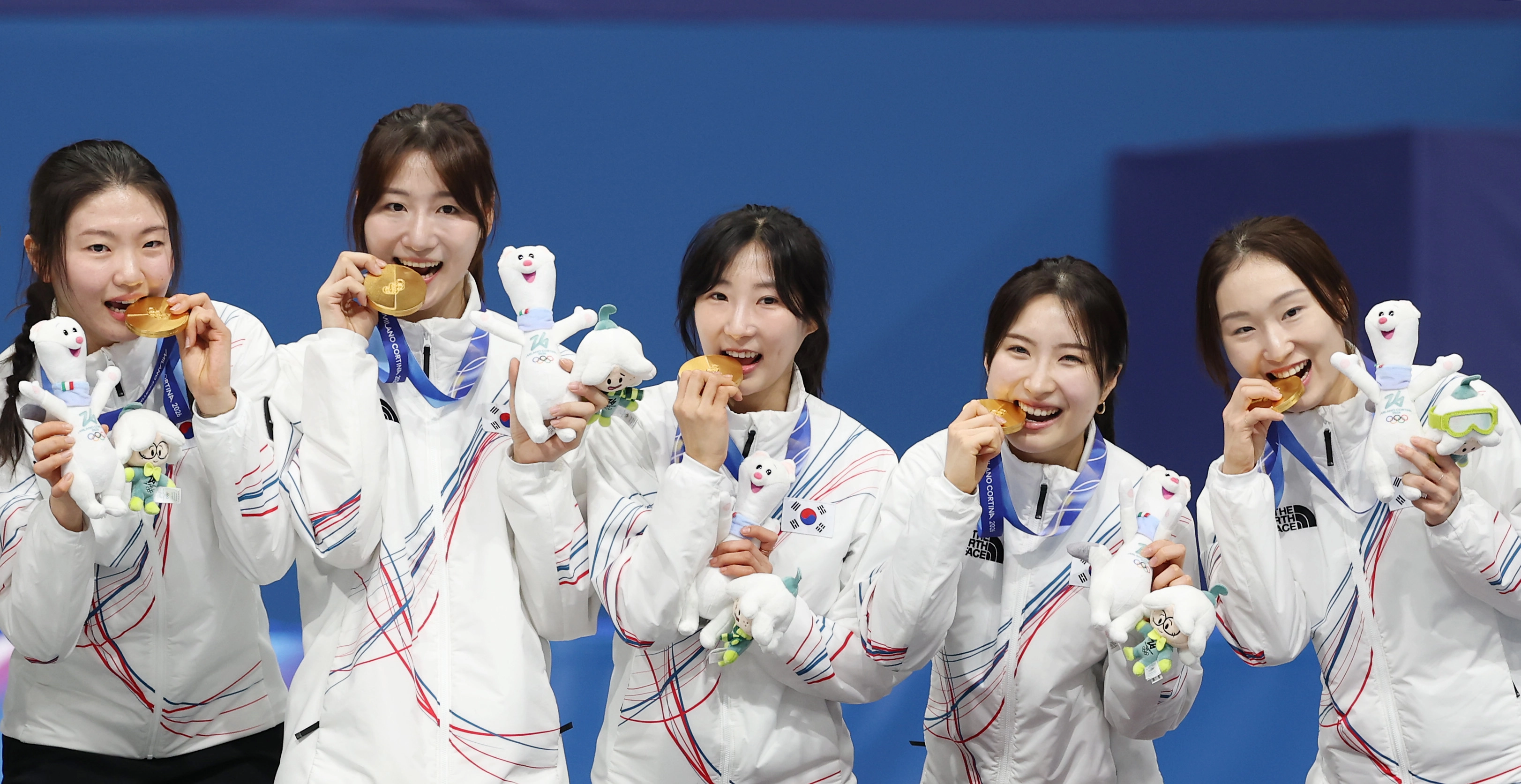 금의 맛  18일(현지시간) 이탈리아 밀라노 아이스스케이팅 아레나에서 열린 2026 밀라노-코르티나담페초 동계올림픽 쇼트트랙 여자 3000m 계주 결승에서 금메달을 따낸 한국 선수들이 메달을 목에 걸고 포즈를 취하고 있다. 오른쪽부터 최민정, 김길리, 이소연, 노도희, 심석희. 2026.2.19 밀라노 연합뉴스