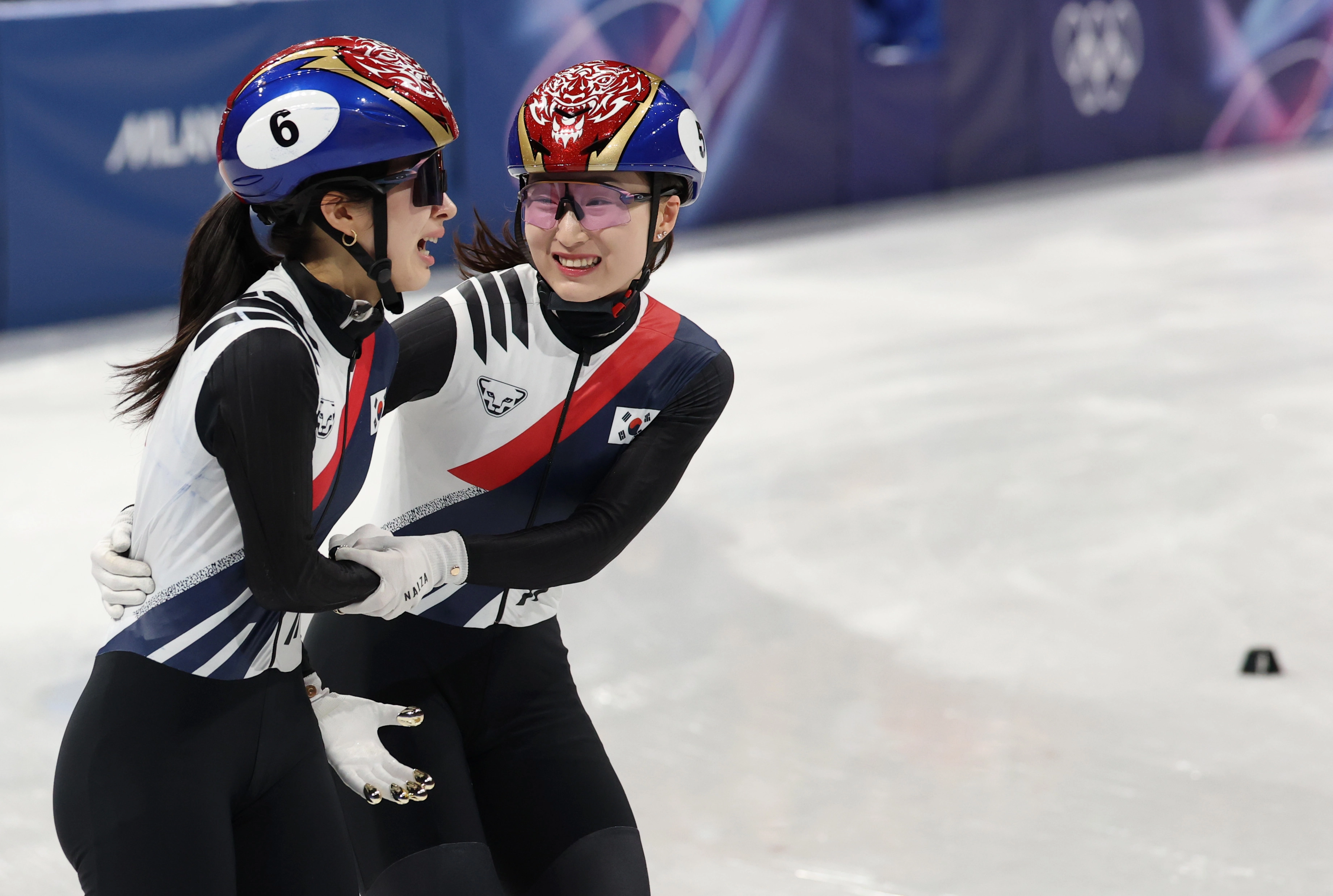 수고했어  18일(현지시간) 이탈리아 밀라노 아이스스케이팅 아레나에서 열린 2026 밀라노·코르티나담페초 동계올림픽 쇼트트랙 여자 3000m 계주 결승에서 금메달을 따낸 한국 최민정(오른쪽)과 김길리가 기쁨을 나누고 있다. 2026.2.19 밀라노 연합뉴스