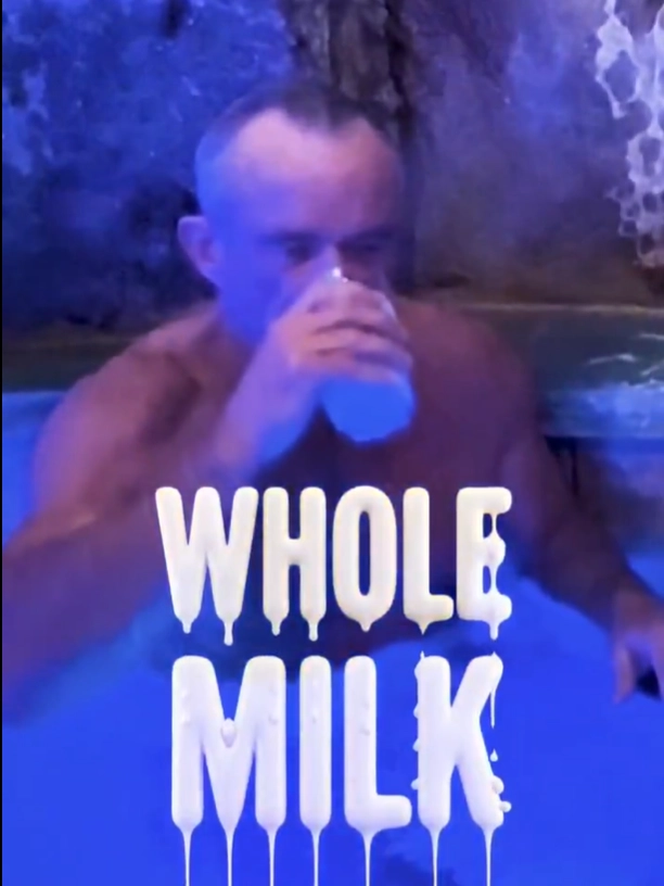 운동을 마친 케네디 장관이 전지우유(whole milk)를 마시는 모습. 케네디 장관 엑스(X) 캡처