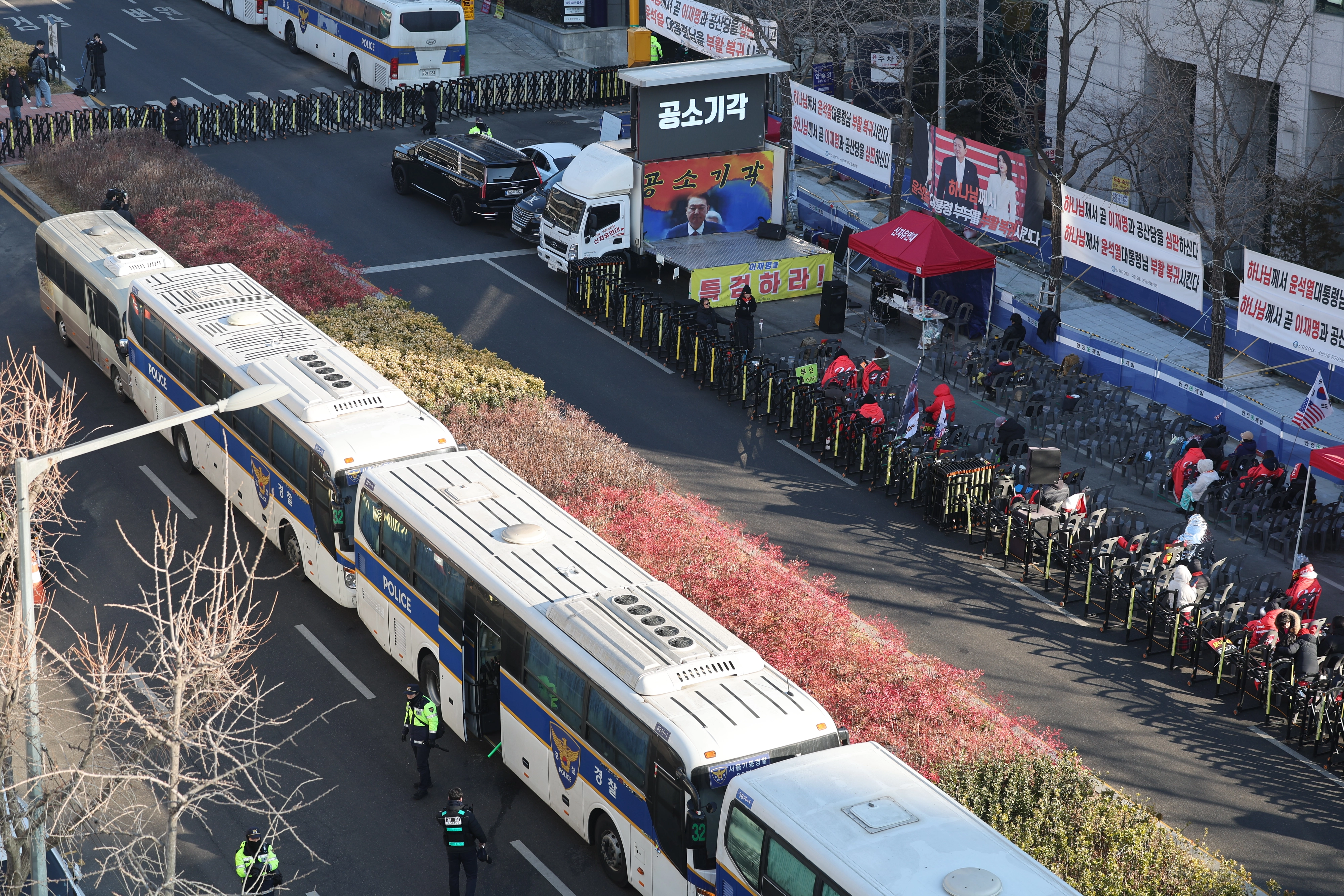 서울중앙지법 일대가 경찰 차벽으로 둘러싸여 있다. 연합뉴스