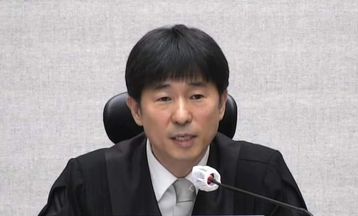 지귀연 부장판사가 윤석열 전 대통령 내란 우두머리 혐의 사건 1심 선고공판에서 변호인 측 출석 확인을 하고 있다. 서울중앙지법 제공