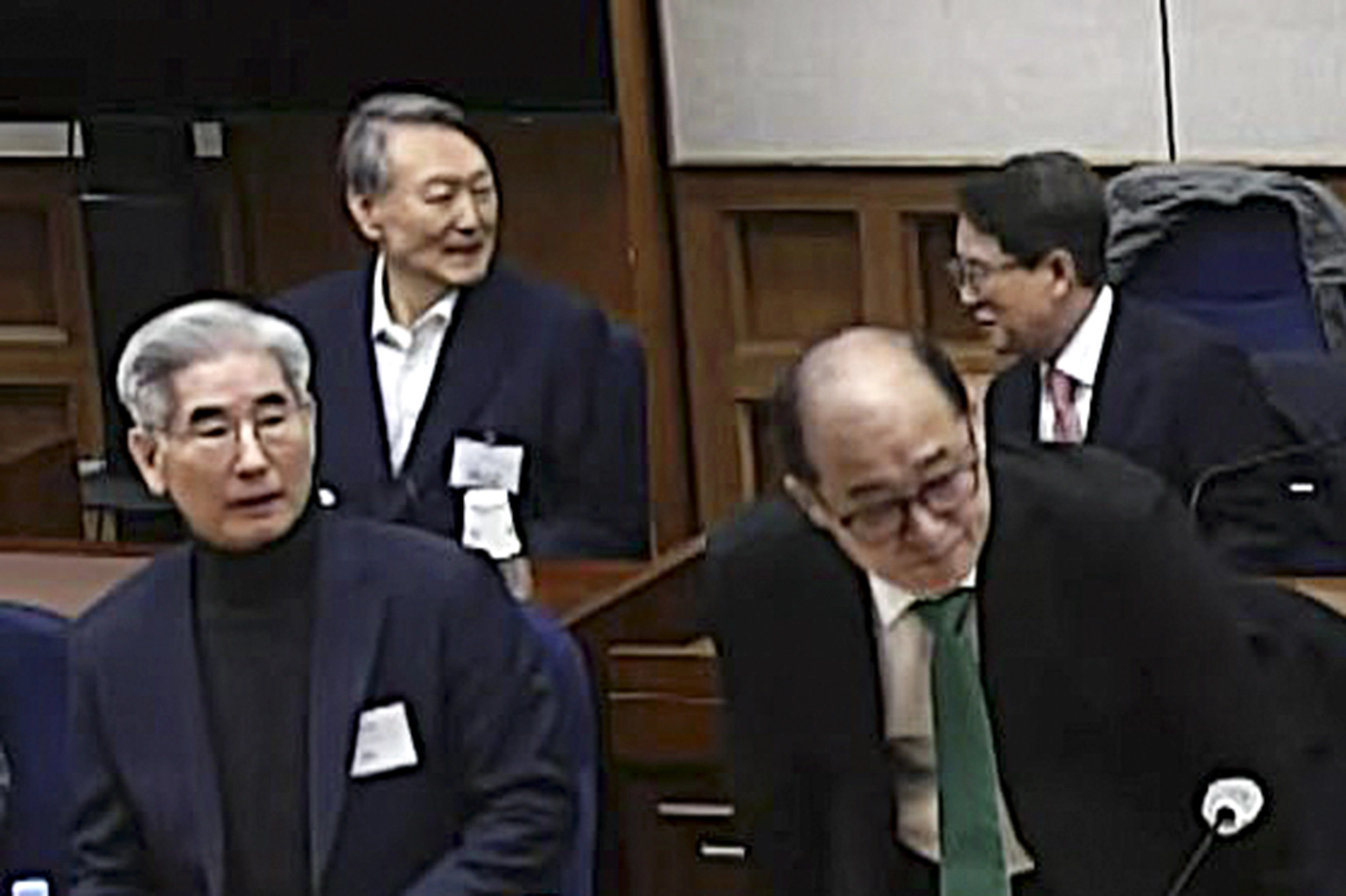 윤석열 전 대통령이 19일 오후 서울 서초구 서울중앙지방법원에서 열린 12·3 비상계엄 관련 내란 우두머리 혐의 사건 1심 선고공판에 출석해 변호사와 대화하며 웃고 있다. 유튜브 캡처