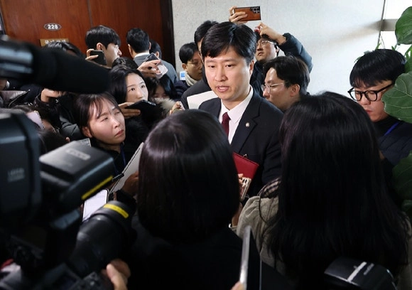 국민의힘 우재준 청년최고위원이 29일 국회에서 열린 최고위원회의를 마친 뒤 기자들의 질의에 답하고 있다. 연합뉴스