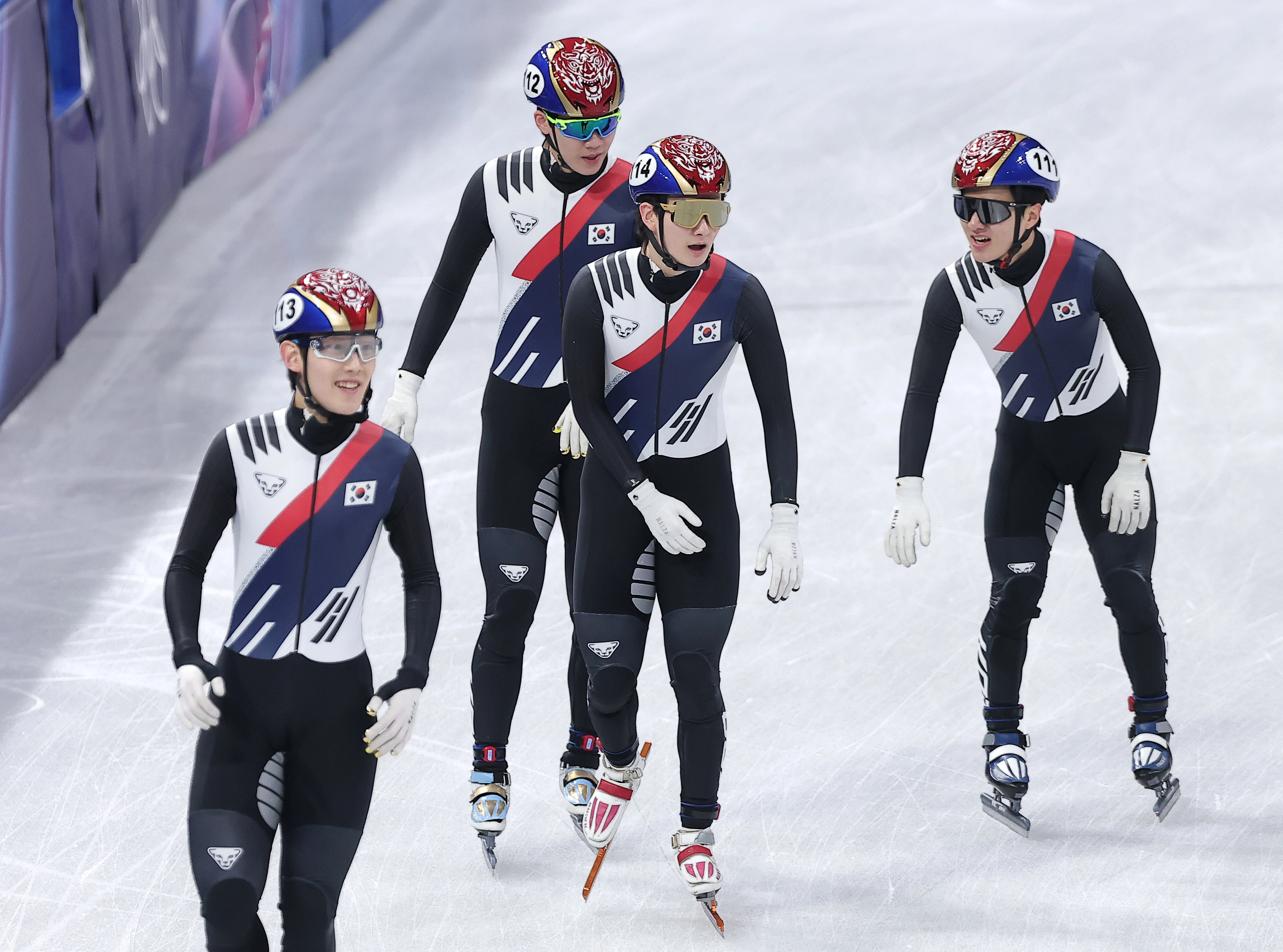한국 쇼트트랙 국가대표 임종언(왼쪽부터), 이준서, 신동민, 이정민이 16일(한국시간) 이탈리아 밀라노 아이스스케이팅 아레나에서 열린 2026 밀라노·코르티나담페초 동계올림픽 쇼트트랙 남자 5000m 계주 준결선에서 1위를 확정한 뒤 기뻐하고 있다. 밀라노 뉴스1