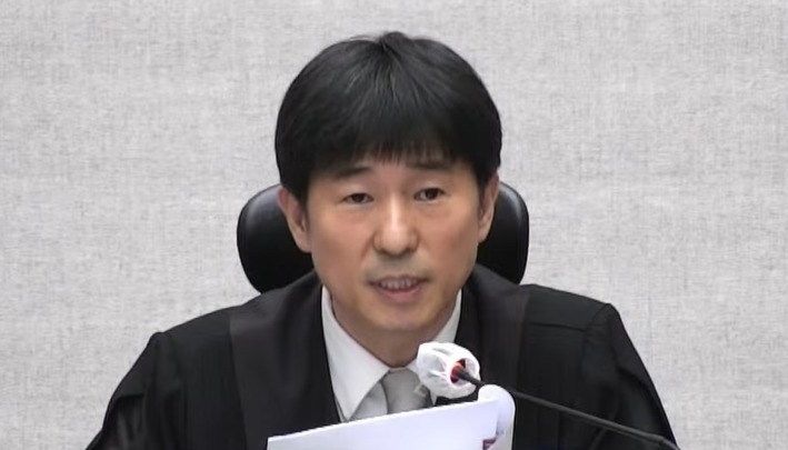尹 1심 선고, 판결문 낭독하는 지귀연 부장판사지귀연 부장판사가 19일 오후 서울 서초구 서울중앙지방법원에서 열린 12·3 비상계엄 관련 윤석열 전 대통령 내란 우두머리 혐의 사건 1심 선고공판에서 판결문을 낭독하고 있다. 서울중앙지법 제공  2026.2.19/뉴스1